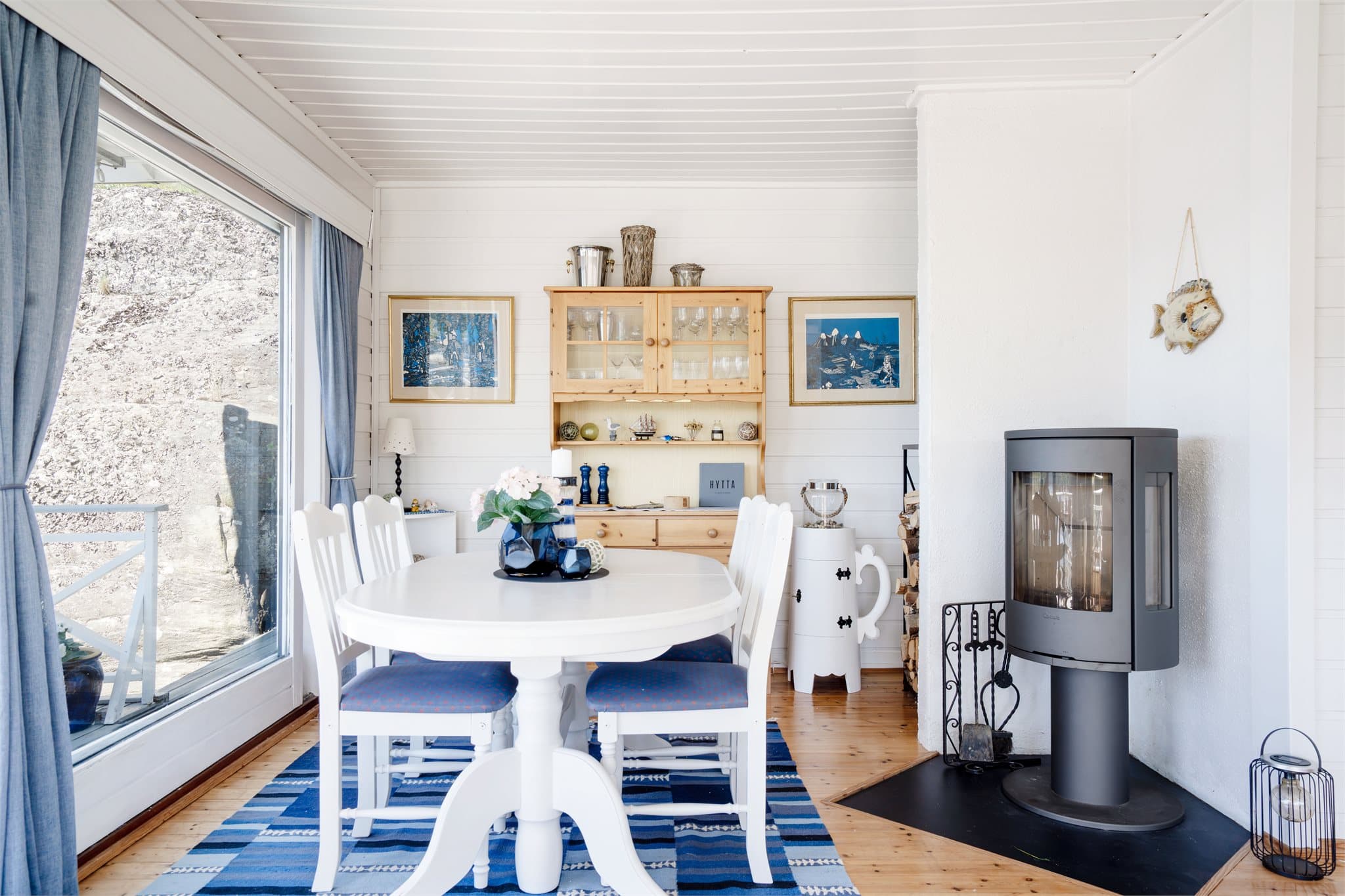 En peisovn fra 2021 gir både varme og hygge. Pipen ble rehabilitert med stålrør samme år.
