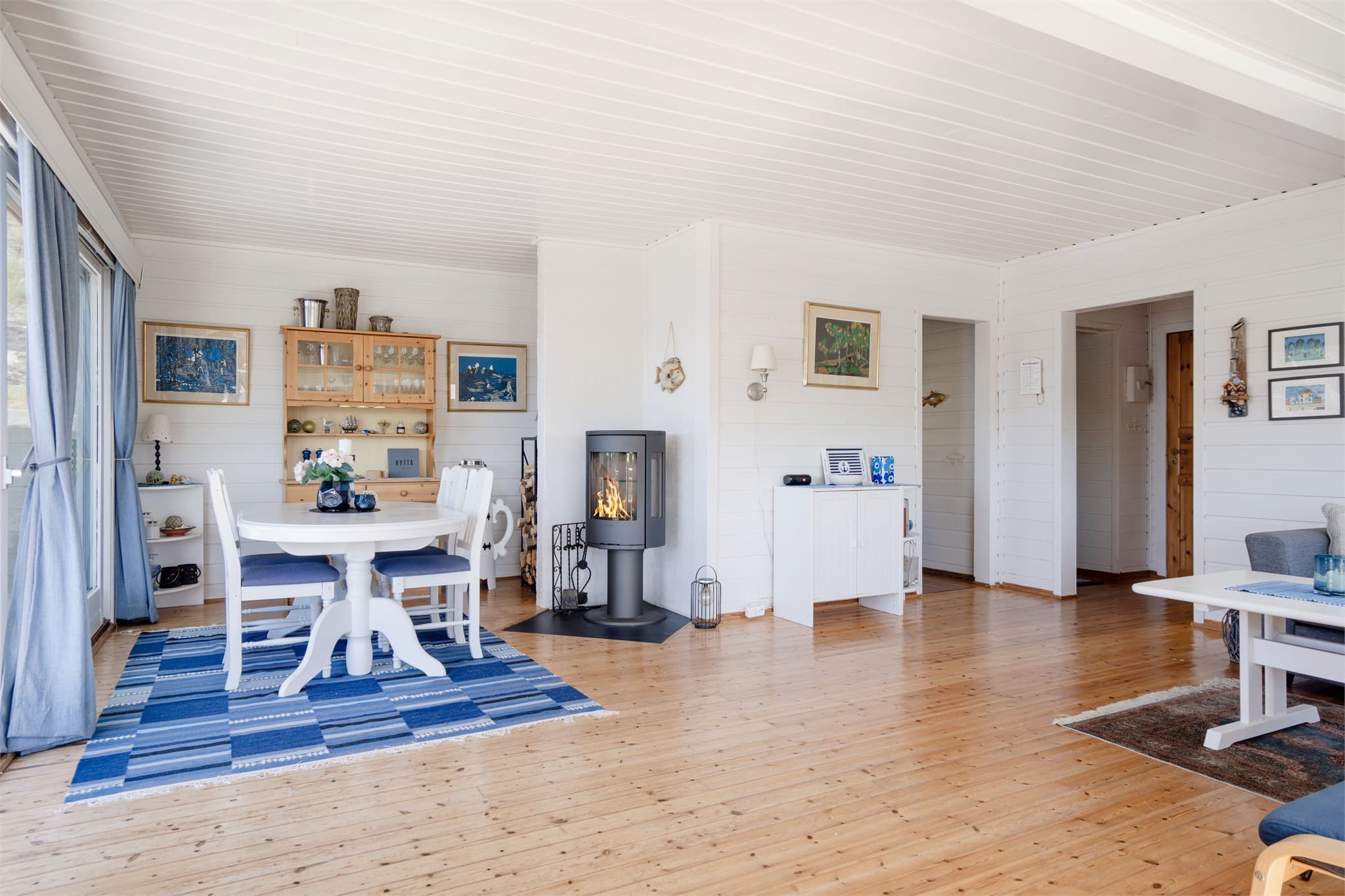 Stuen har god plass til både sofagruppe og spisebord for sosiale sammenkomster.