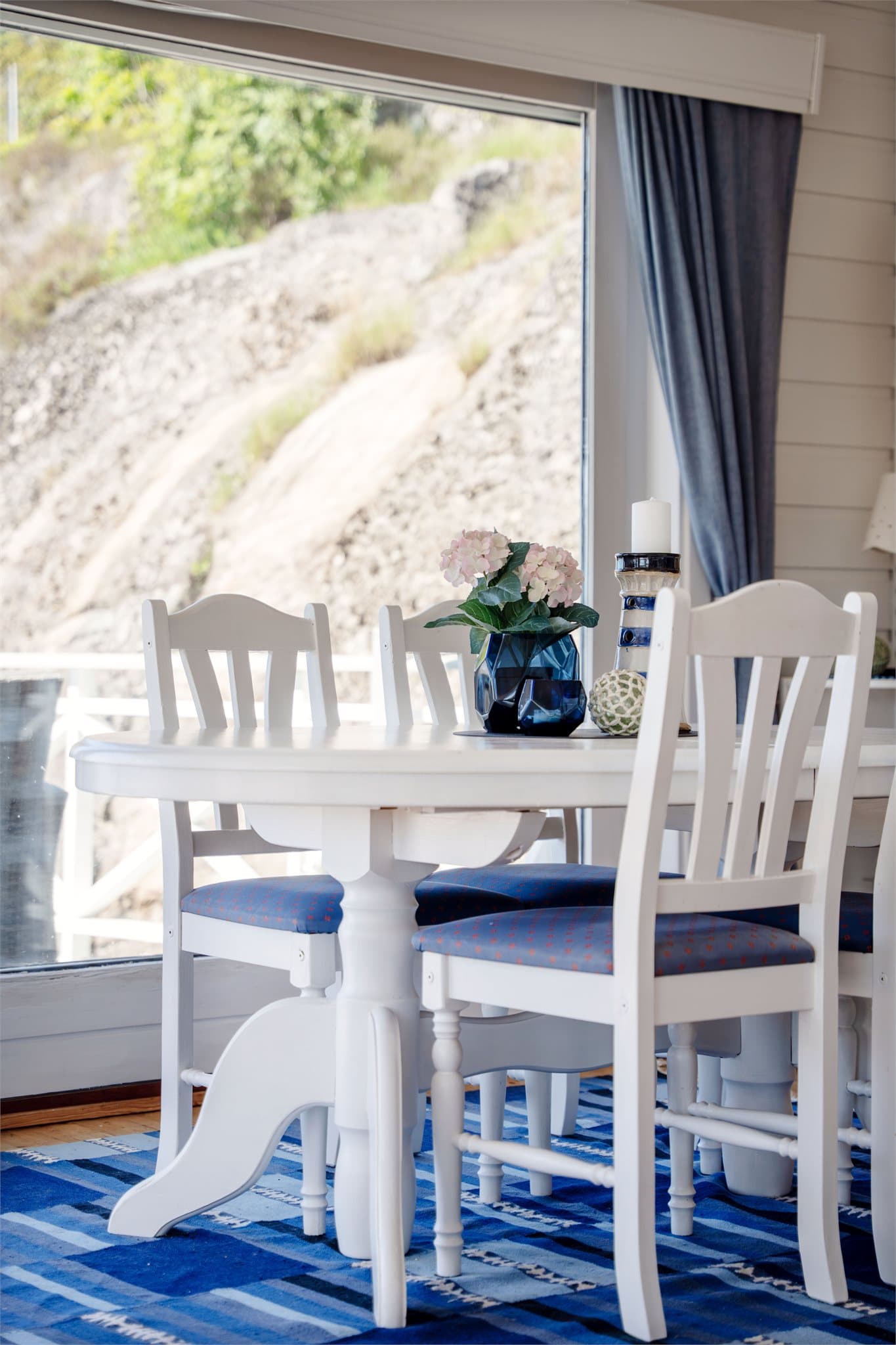 Spiseplassen er praktisk plassert med nærhet til både kjøkken og terrasse.