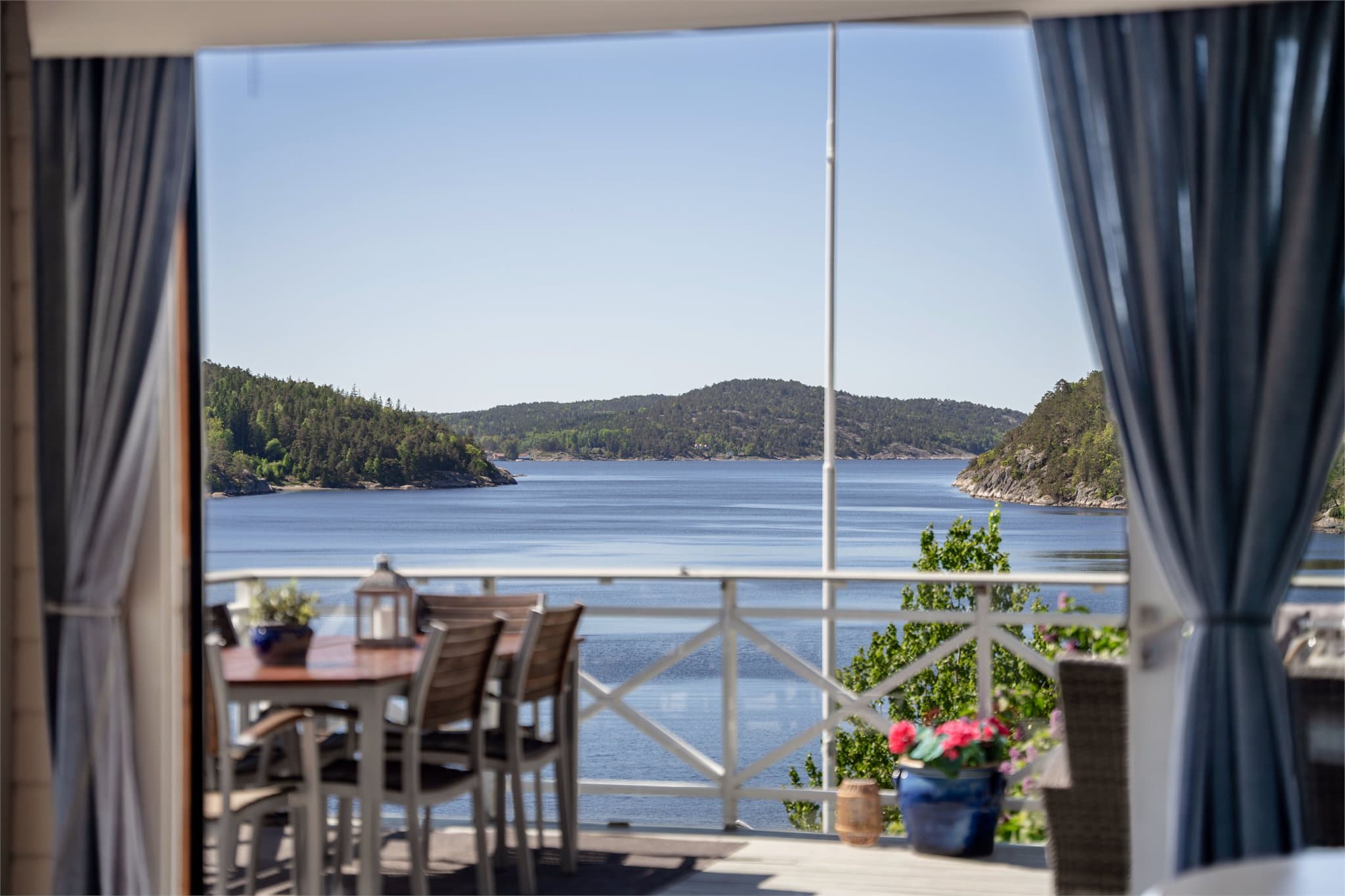Fra stuen åpner utsikten seg mot fjorden.