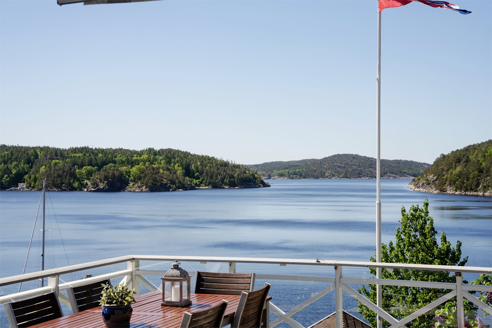 Fra terrassen har man en flott utsikt over fjorden og det omkringliggende landskapet.