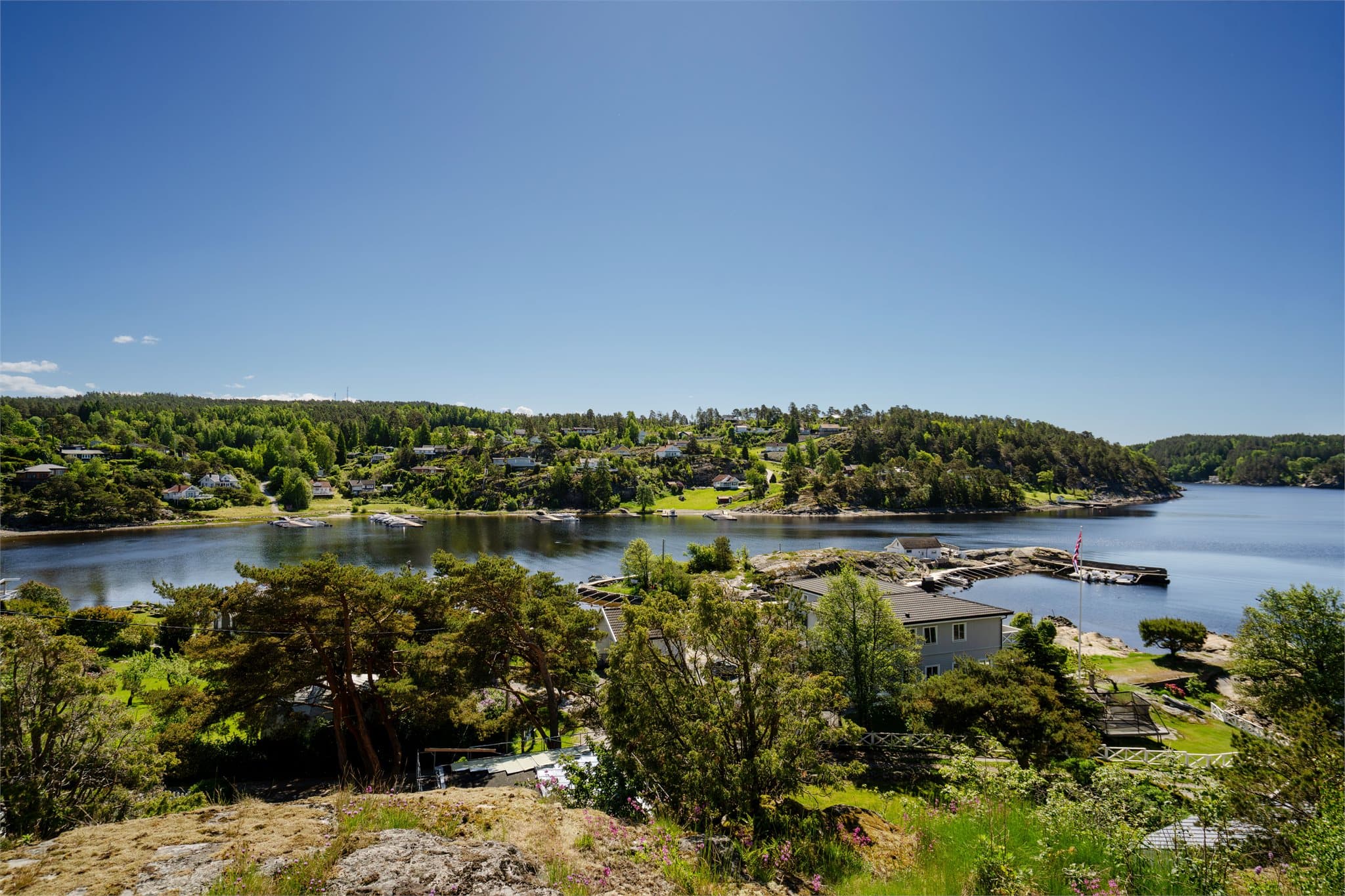 Svalerødkilen er et etablert hytteområde med nærhet til sjø og natur.