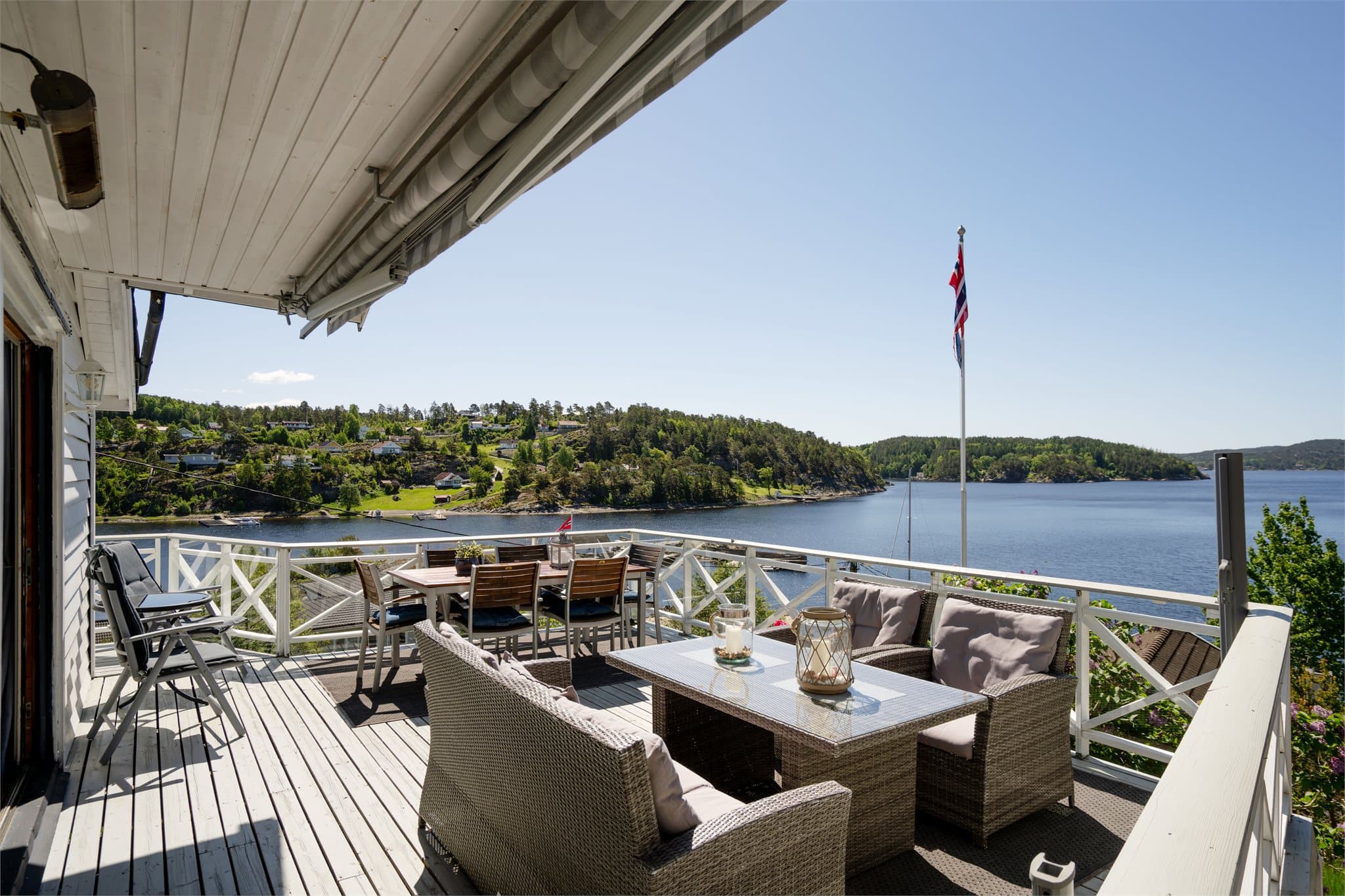Eiendommen har en stor treterrasse på 52 m² som går rundt hele fritidsboligen, fundamentert på fjellgrunn.