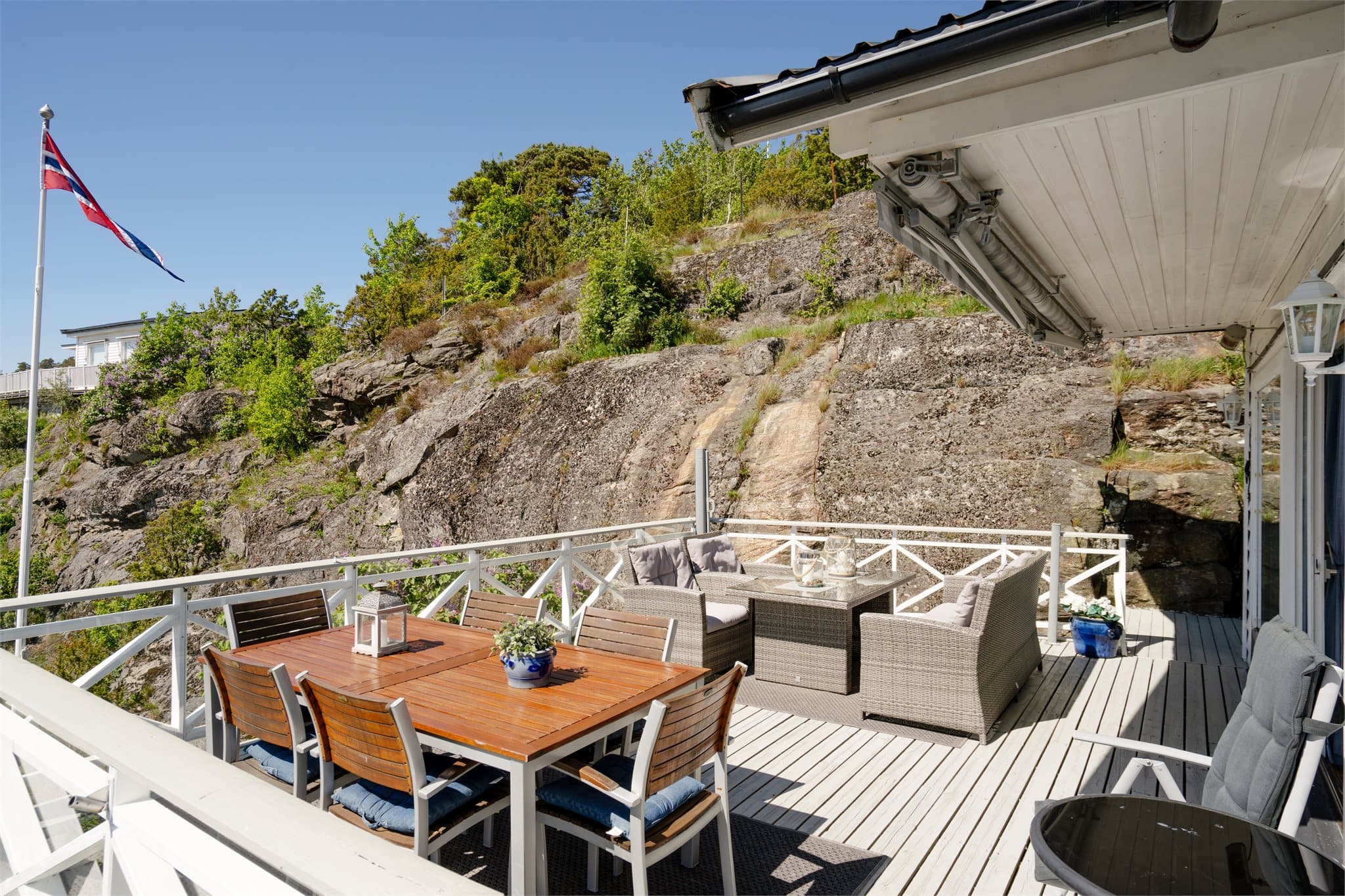 Her er det god plass til både spisebord og sofagruppe på terrassen.
