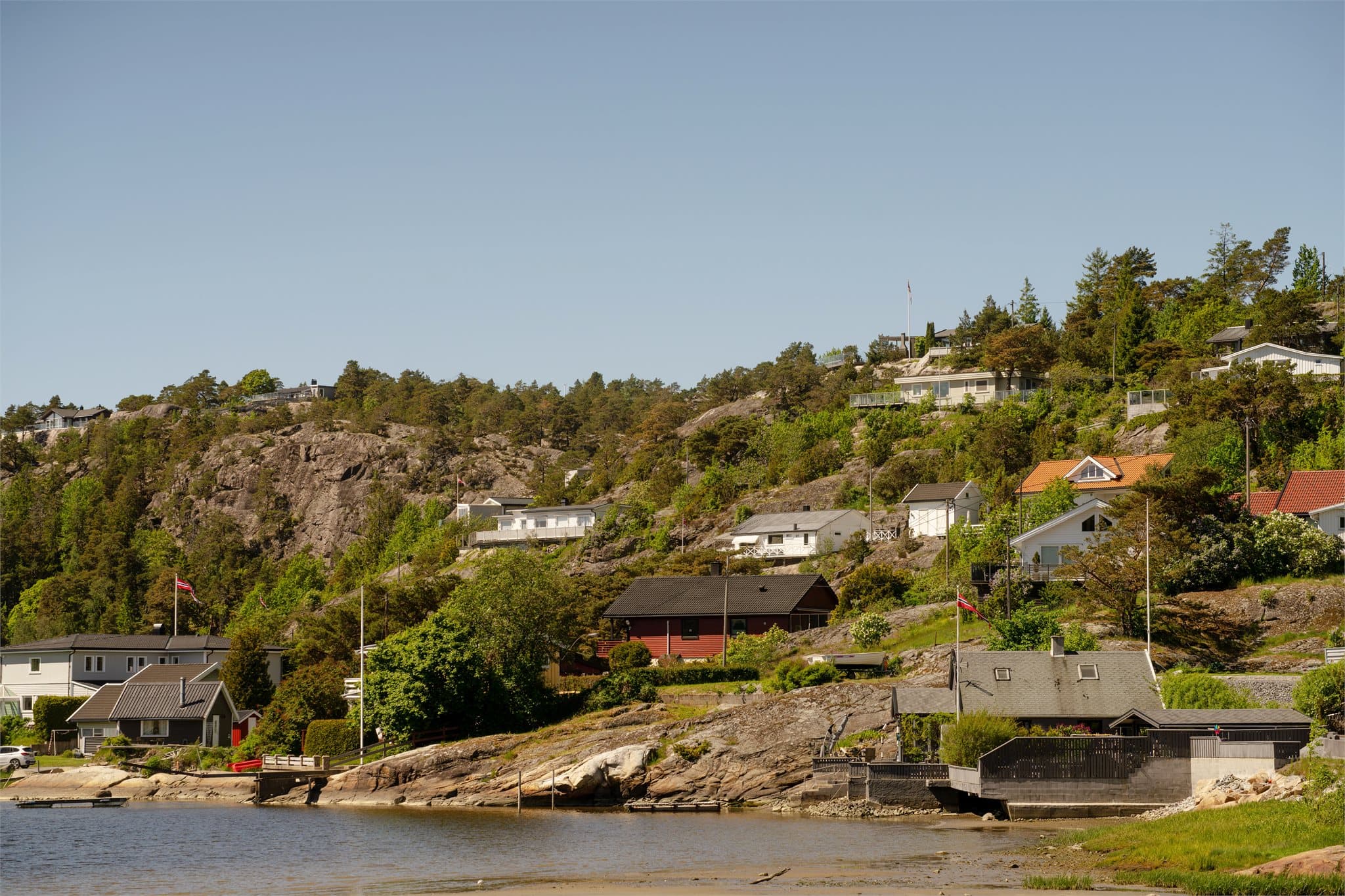 Nærområdet består av spredt hyttebebyggelse i et kupert terreng.