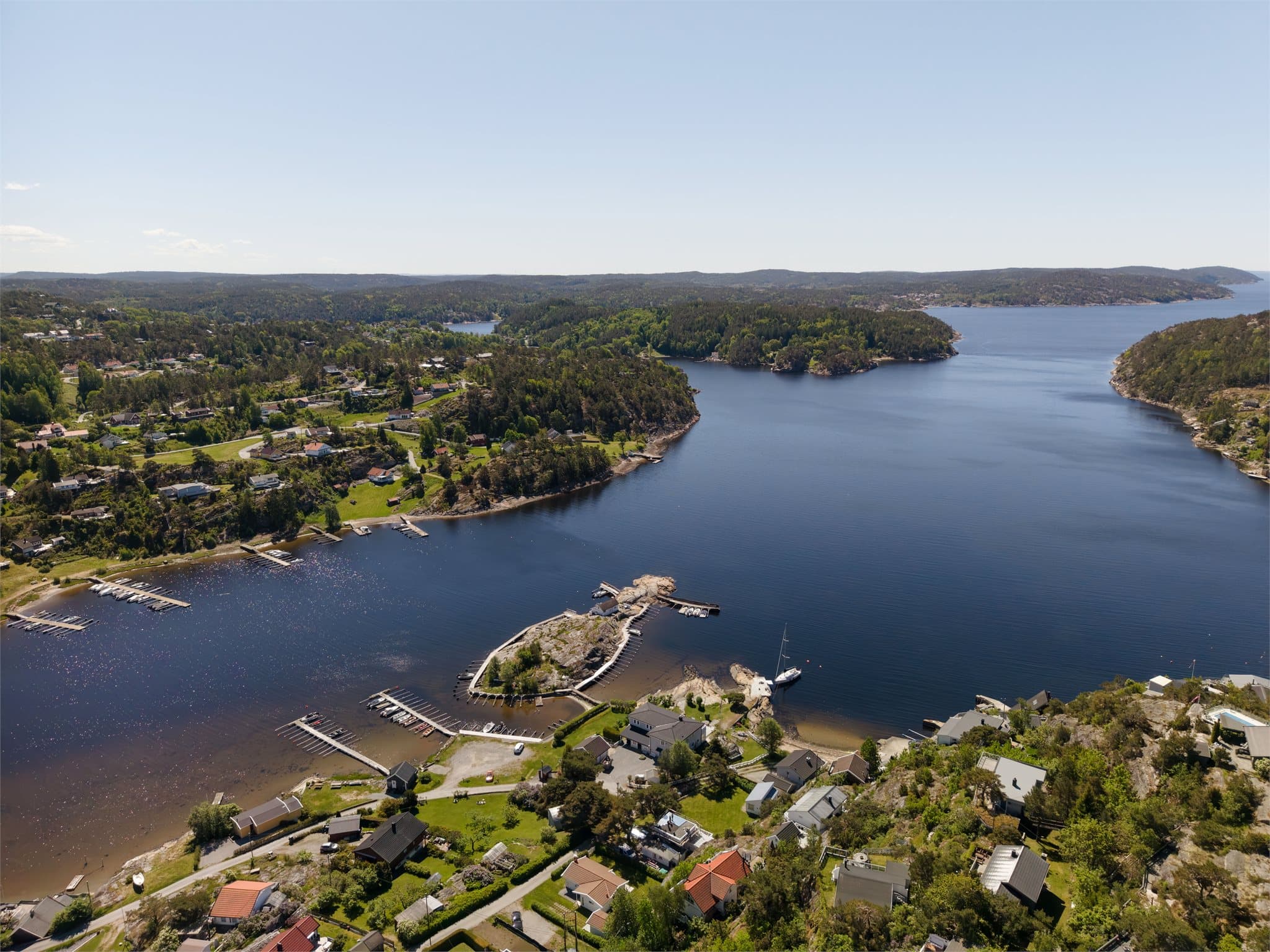 Dronefoto som viser bebyggelsen i området.