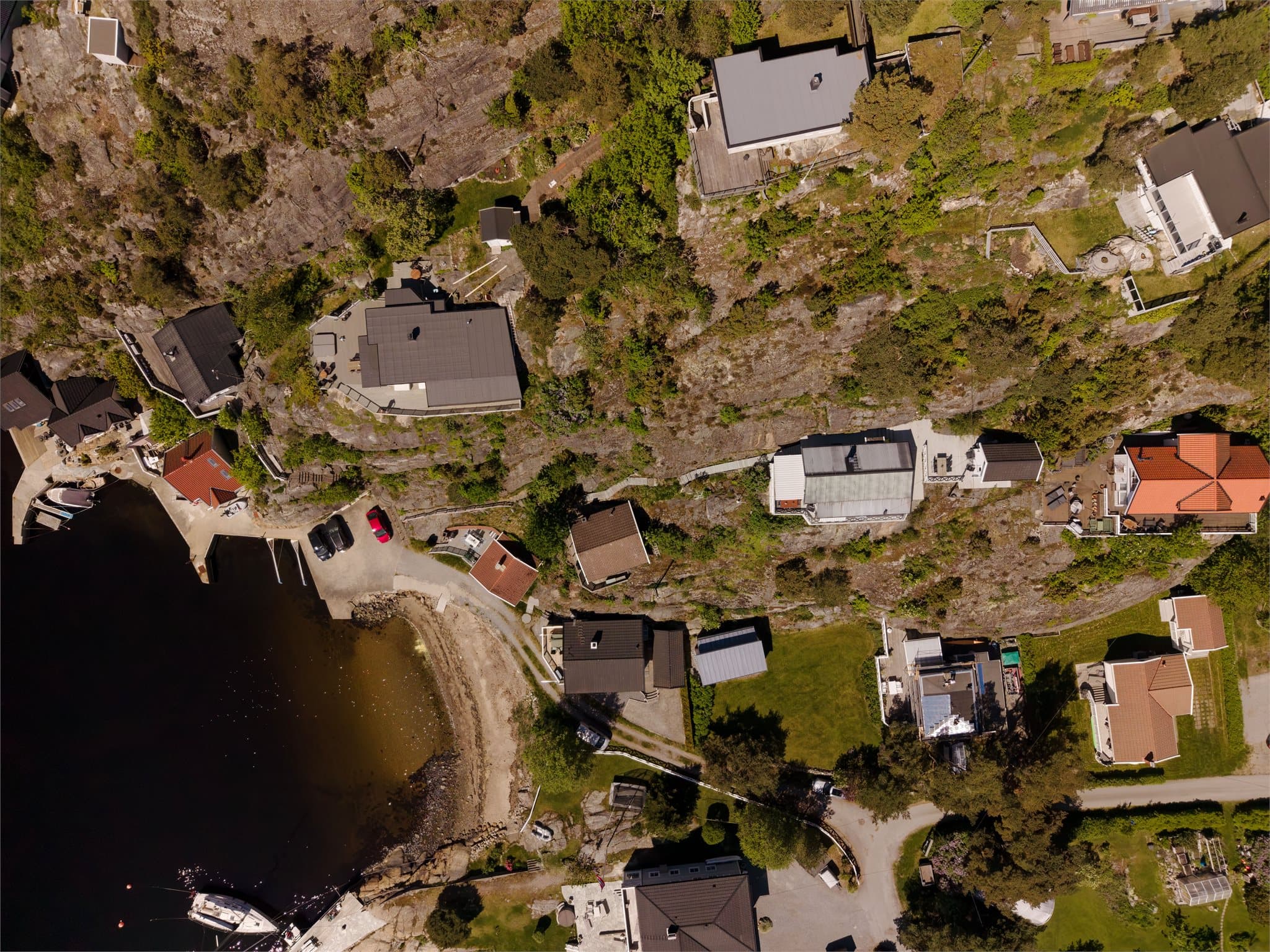 Eiendommen ligger i et område med flere fritidsboliger langs kystlinjen.