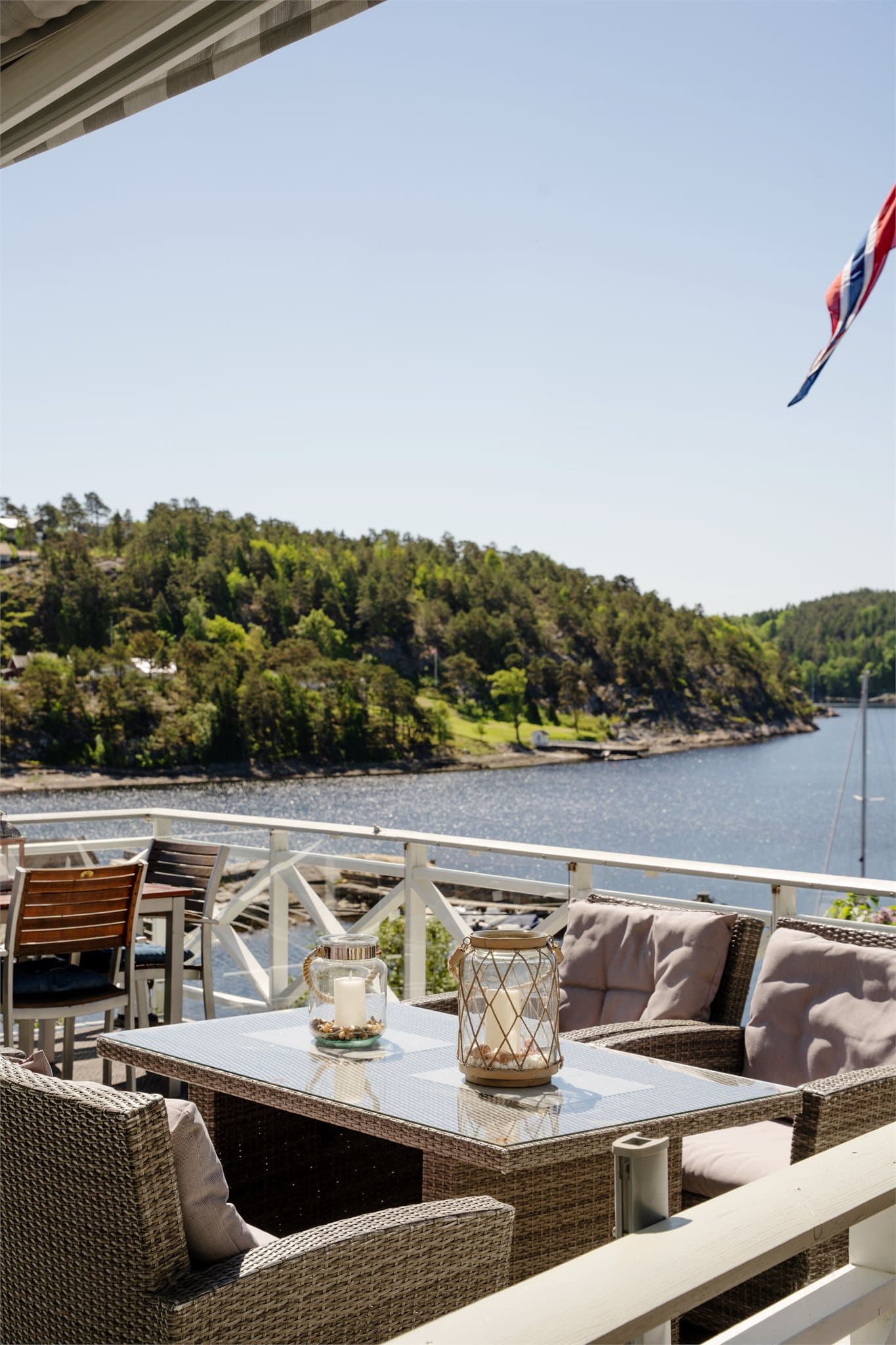 Nyt utsikten og roen fra en av de mange sitteplassene på terrassen.