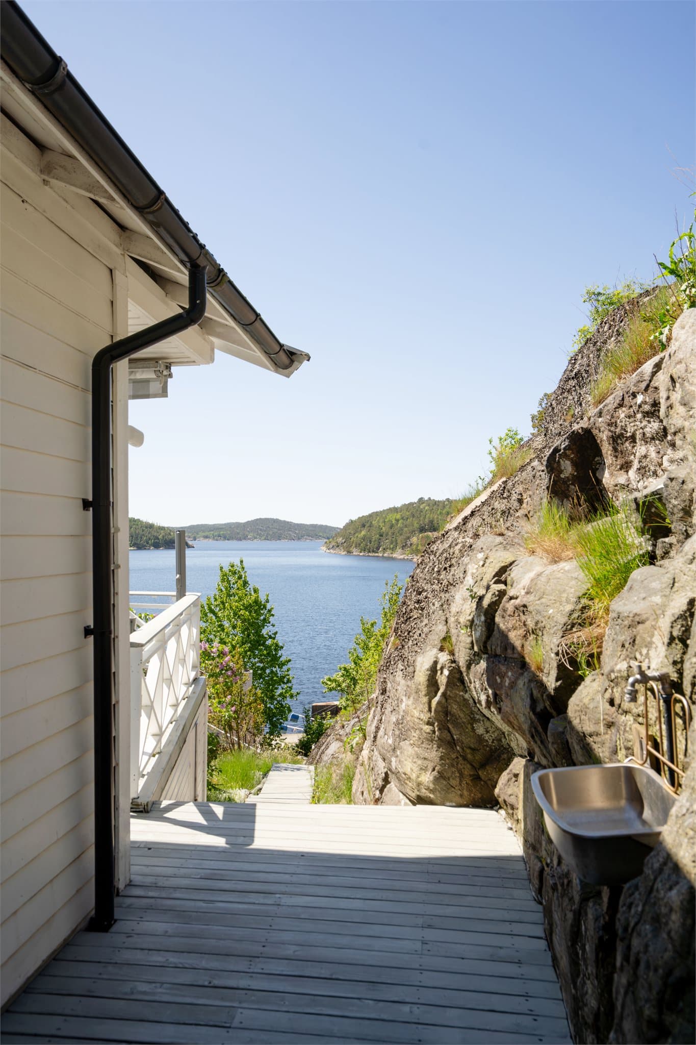 Praktisk utslagsvask montert på fjellveggen ved terrassen.
