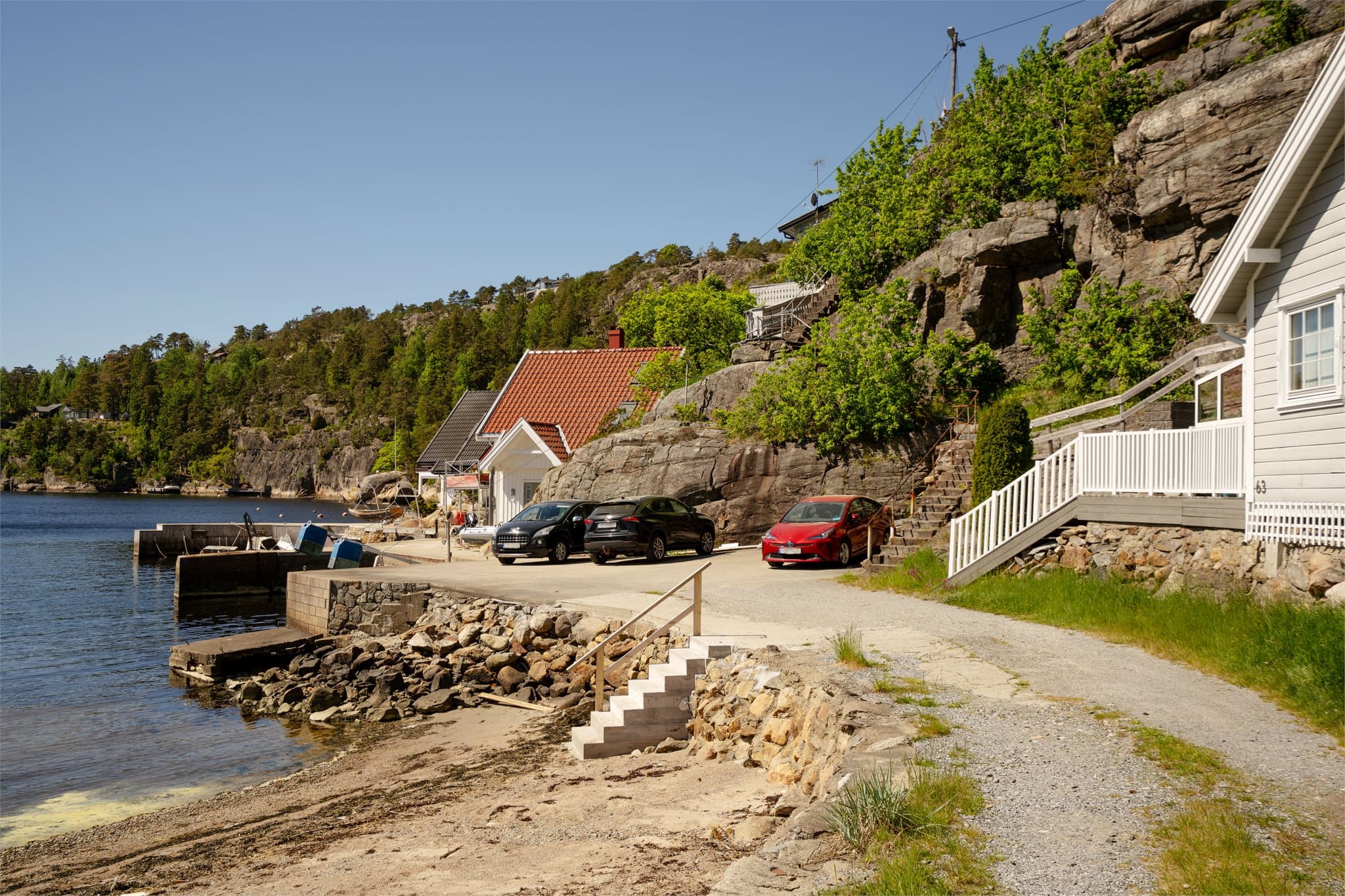 Veien ned til fellesområdet ved sjøen.