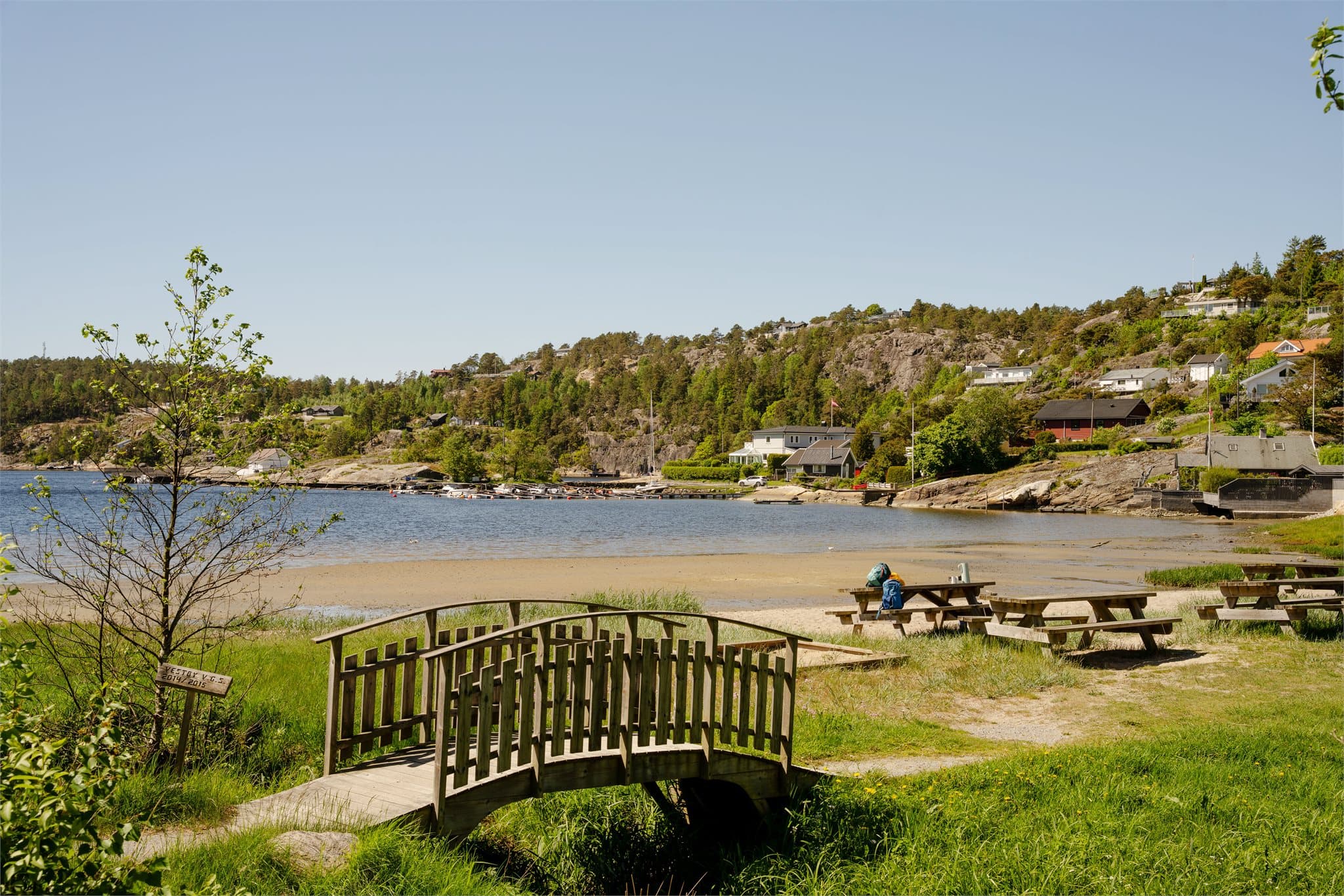 Svalerødkilen har en flott sandstrand med langgrunt vann og flytende badebrygge.