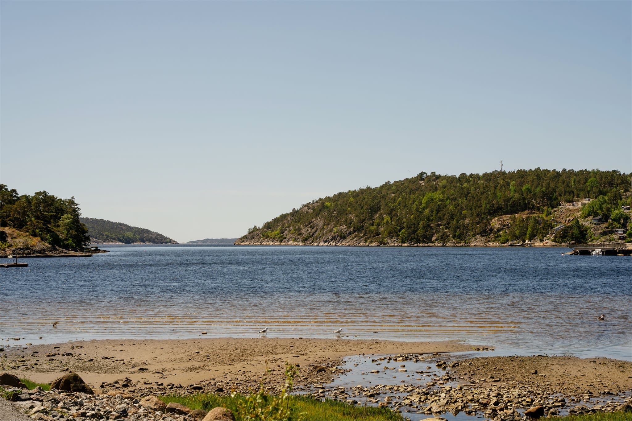 Den langgrunne stranden er ideell for bading.