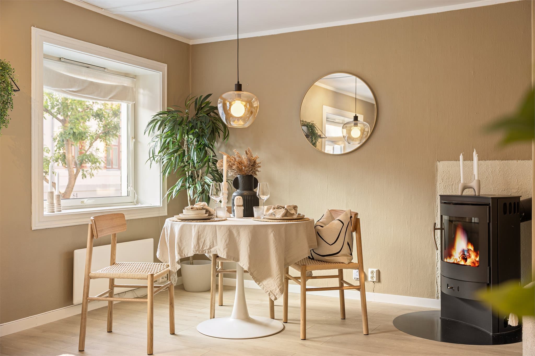 Stuen har peisovn som gir lun stemning og god varme på vinteren.