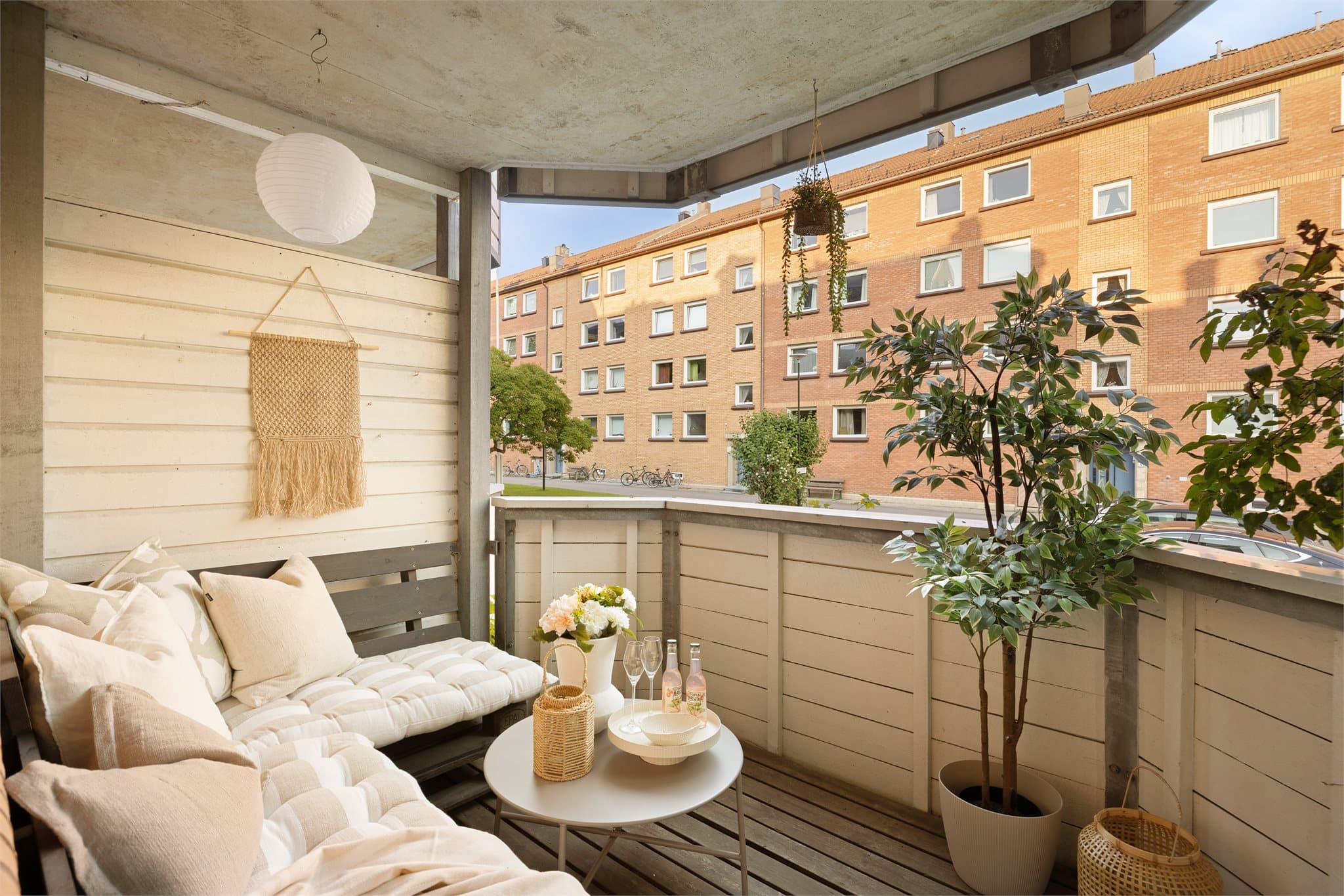 Leiligheten har en overbygd balkong på 5,5 kvm, med god plass til å innrede en hyggelig sittegruppe.