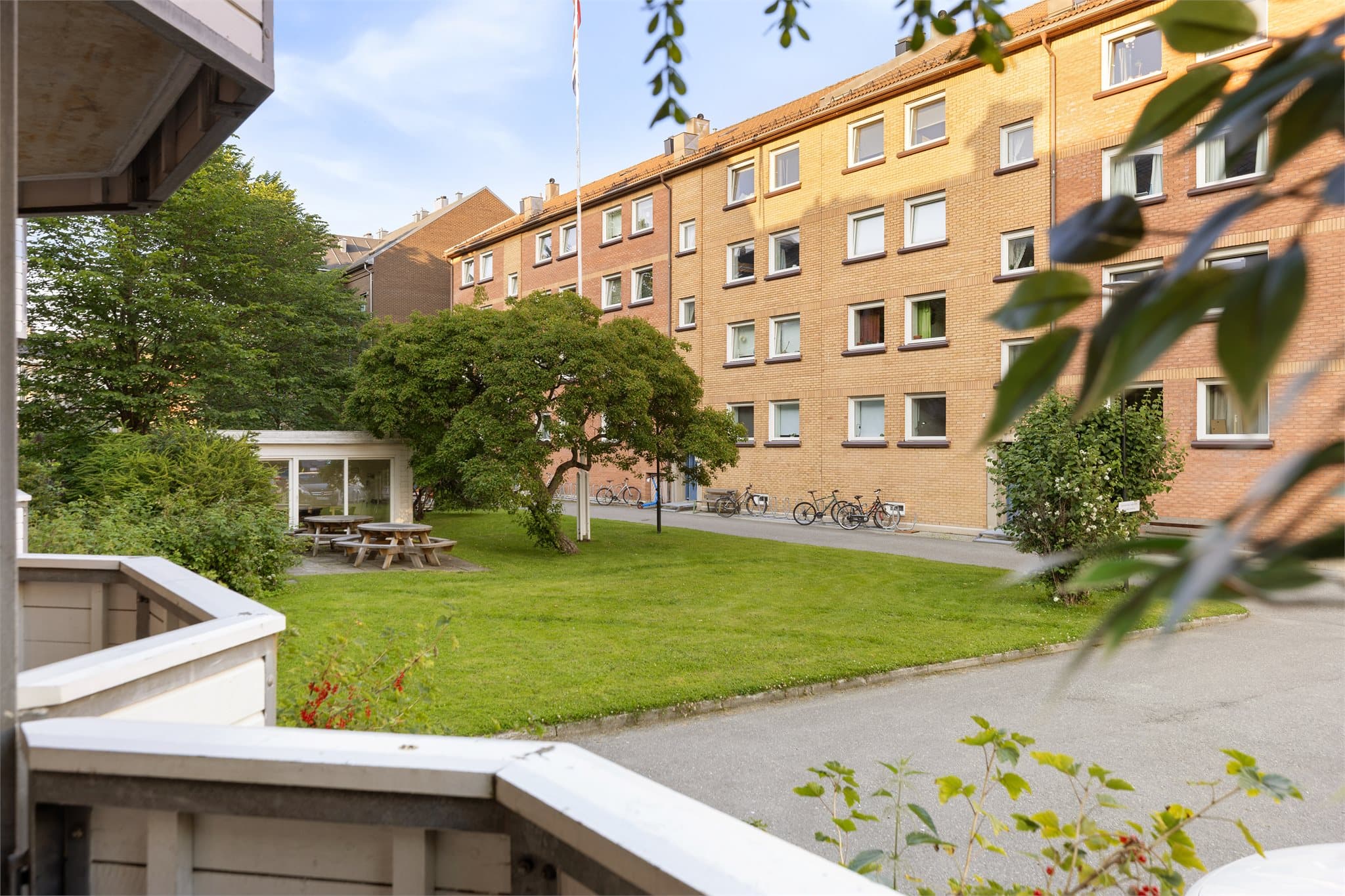 Borettslaget har en trivelig og pent opparbeidet felles hage som beboerne kan benytte. Her finnes blant annet et lysthus og hyggelige sitteplasser.