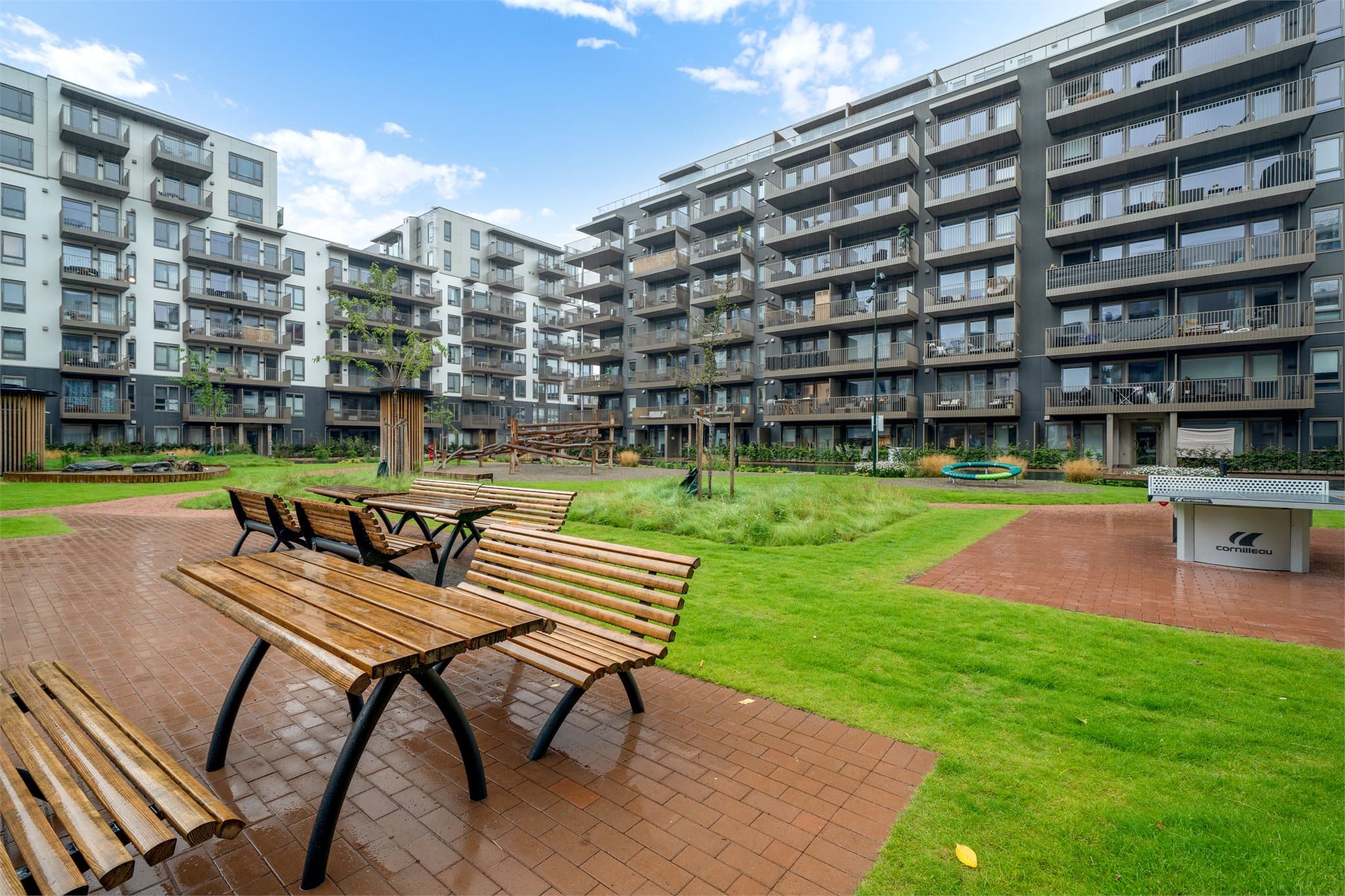 Borettslaget har en felles bakgård med lekeplass.