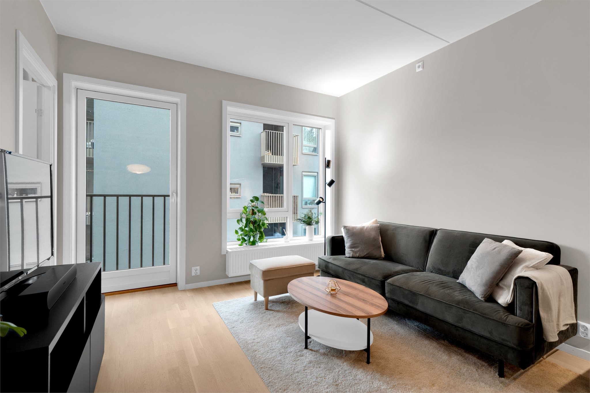 Rommet har gode møbleringsmuligheter for både sofagruppe og spiseplass.