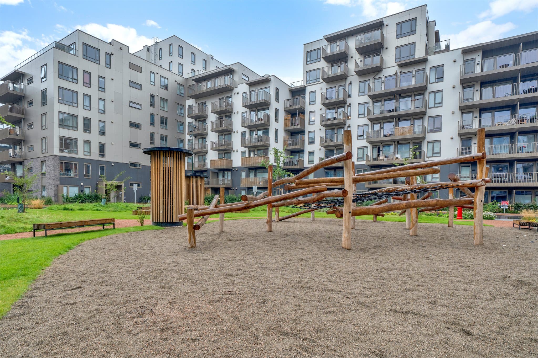 Leiligheten har en attraktiv beliggenhet i et moderne og urbant boligområde på Skårer, med kort vei til både servicetilbud, kollektivtransport og flotte rekreasjonsområder.