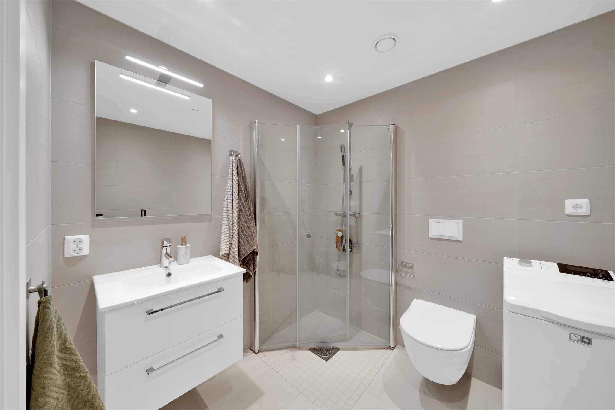 Badet har opplegg for vaskemaskin samt mekanisk avtrekk som bidrar til et godt inneklima. Rommet har vannbåren gulvvarme.