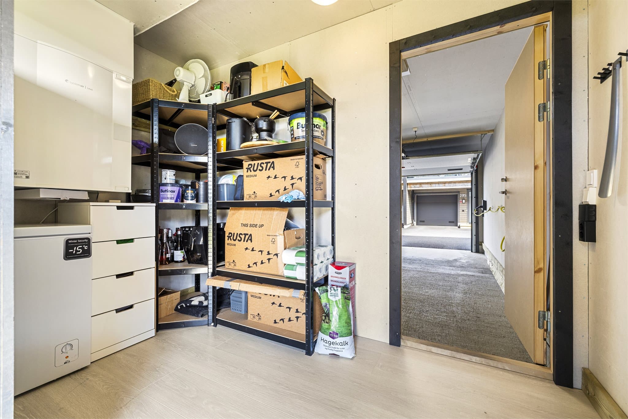Her er det enkelt å holde orden på alt fra sportsutstyr til sesongbaserte eiendeler. Boden har i tillegg direkte utgang til en romslig platting på ca. 14 m².