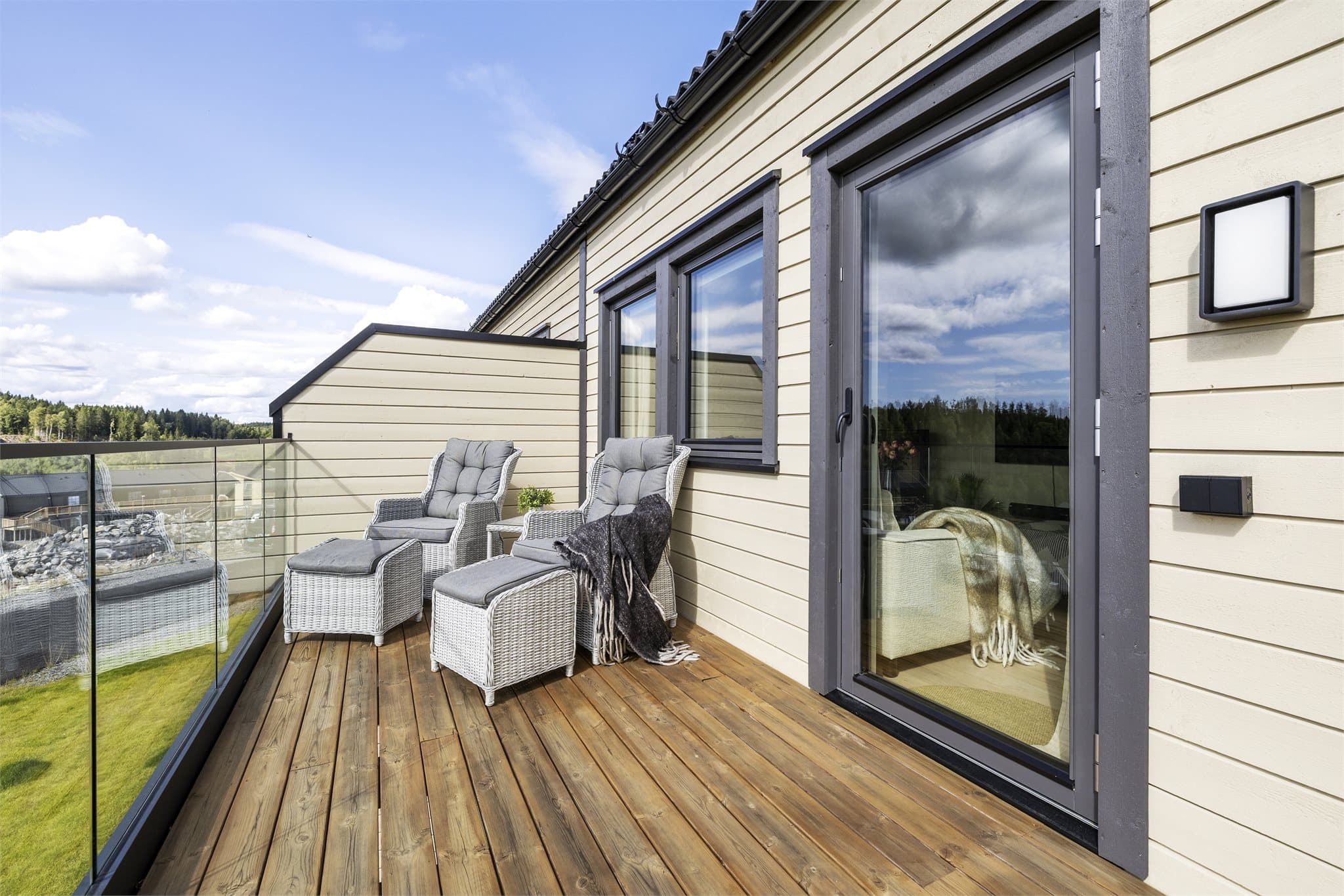 Stor balkong på ca. 14 m² gir god plass til både sittegruppe og spisebord. Rett under har du en markterrasse på ca. samme størrelse.