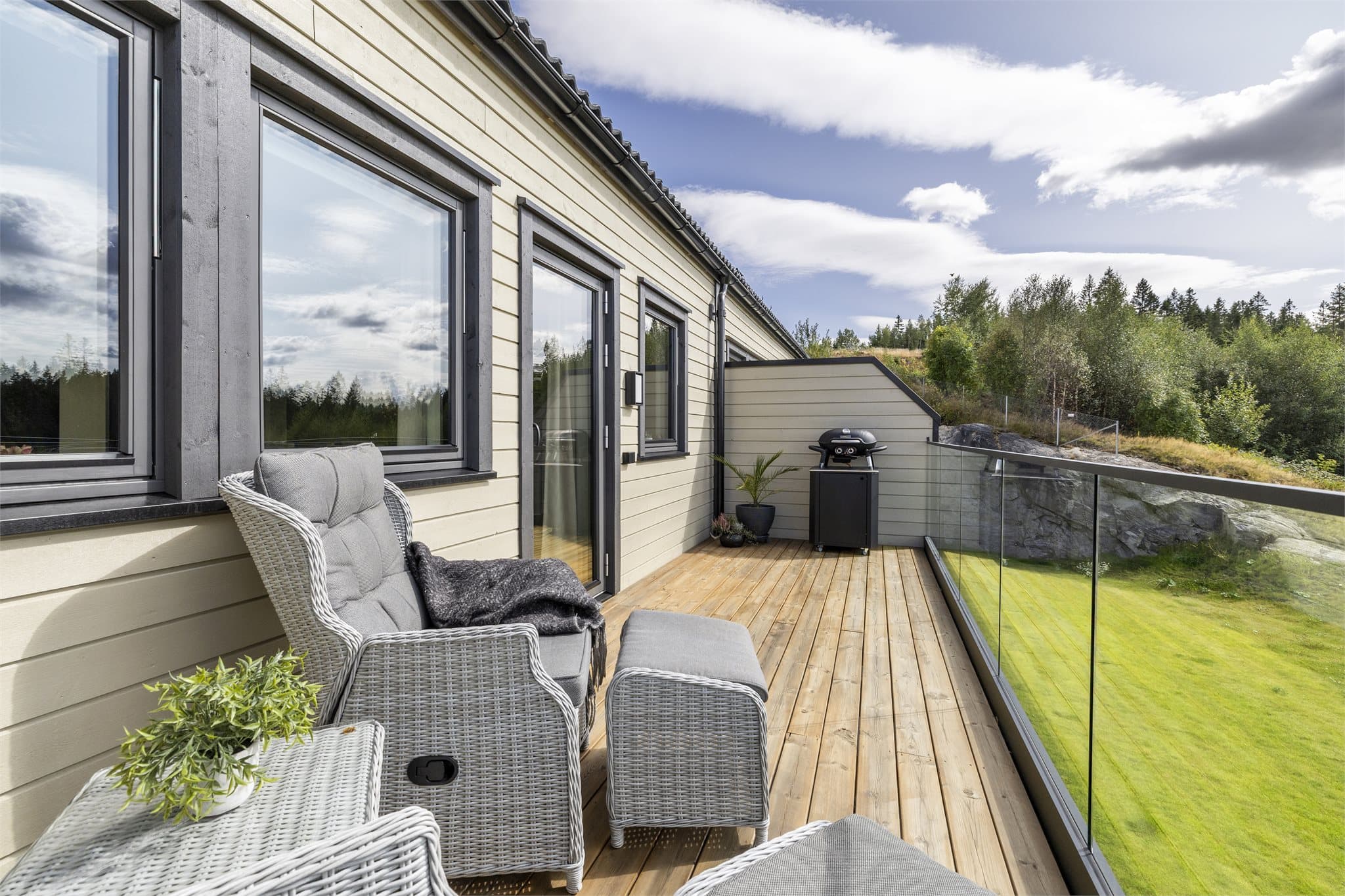 Her får du en flott forlengelse av stuen og et naturlig sted å nyte fine sommerdager.