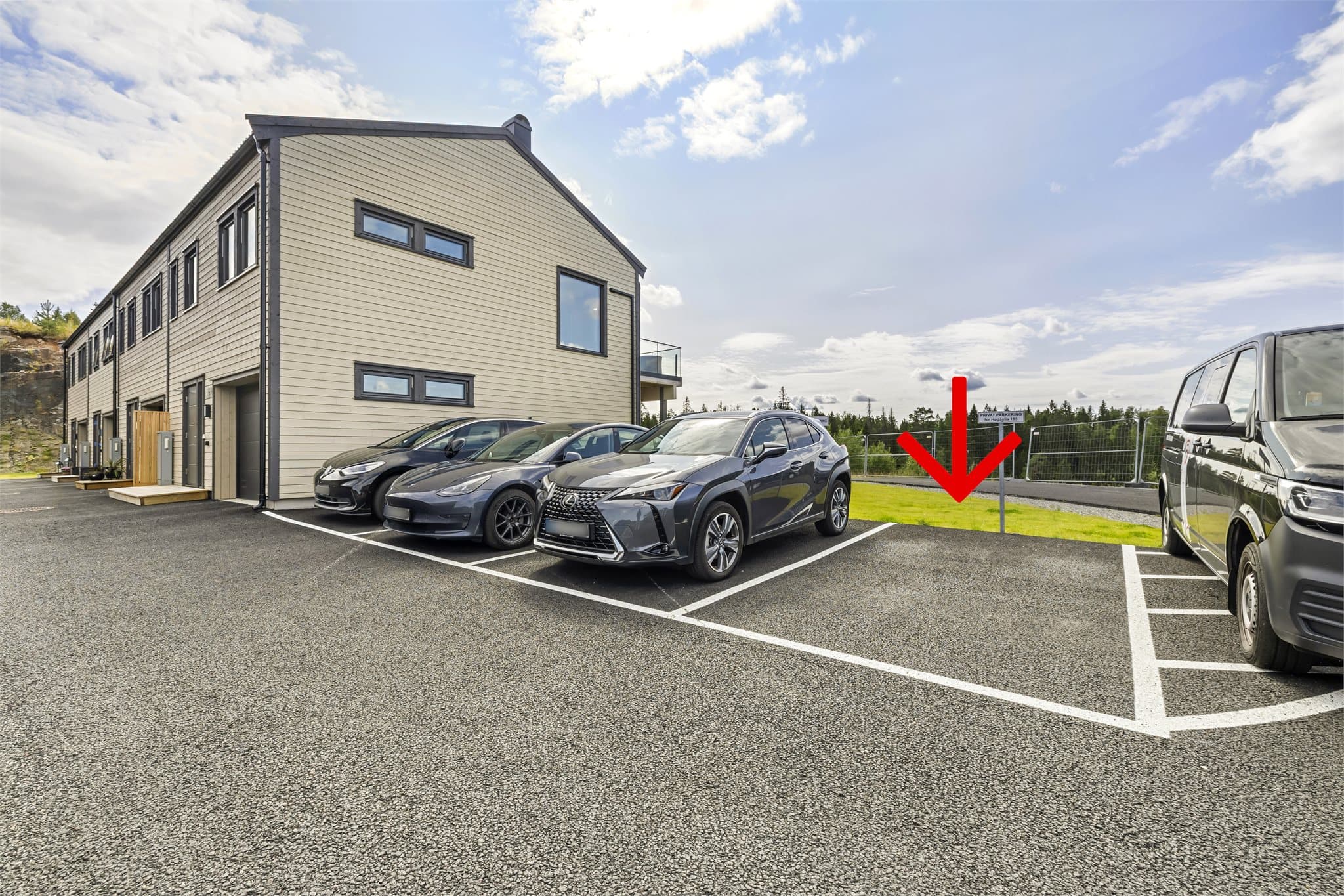 Det medfølger også en utendørs parkeringsplass.