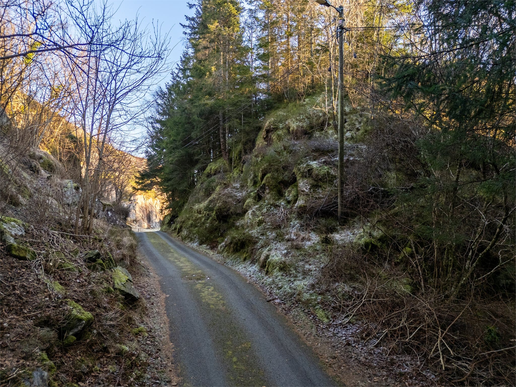 - Fra tomten er det kun en 5 minutters kjøretur til Ågotnes med Rema 1000, Kiwi og Europris, i tillegg til apotek og flere take-away steder-