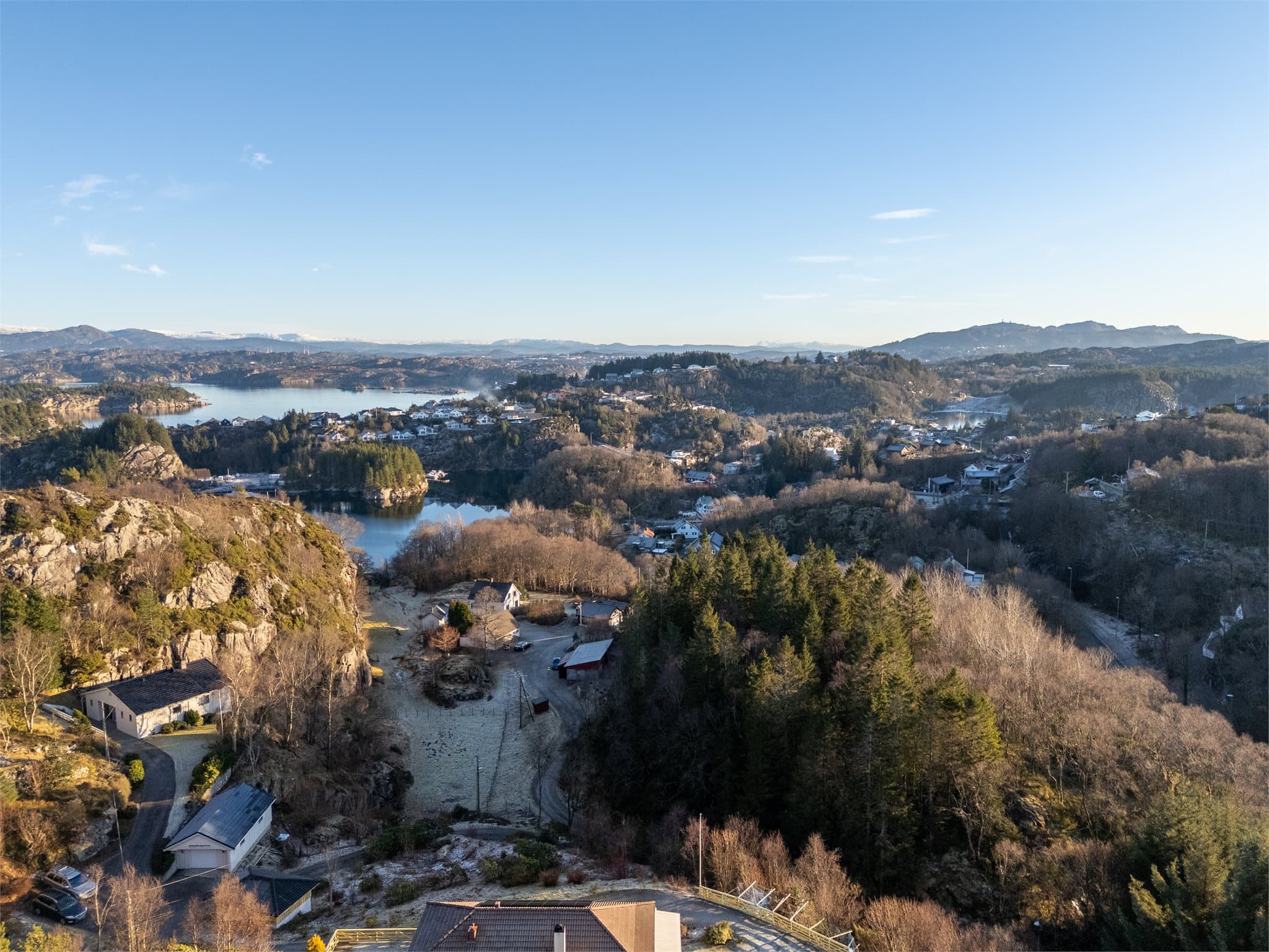 - Det sjeldne store tomtearealet på hele 3 739,8m² byr på et betydelig utviklingspotensial -