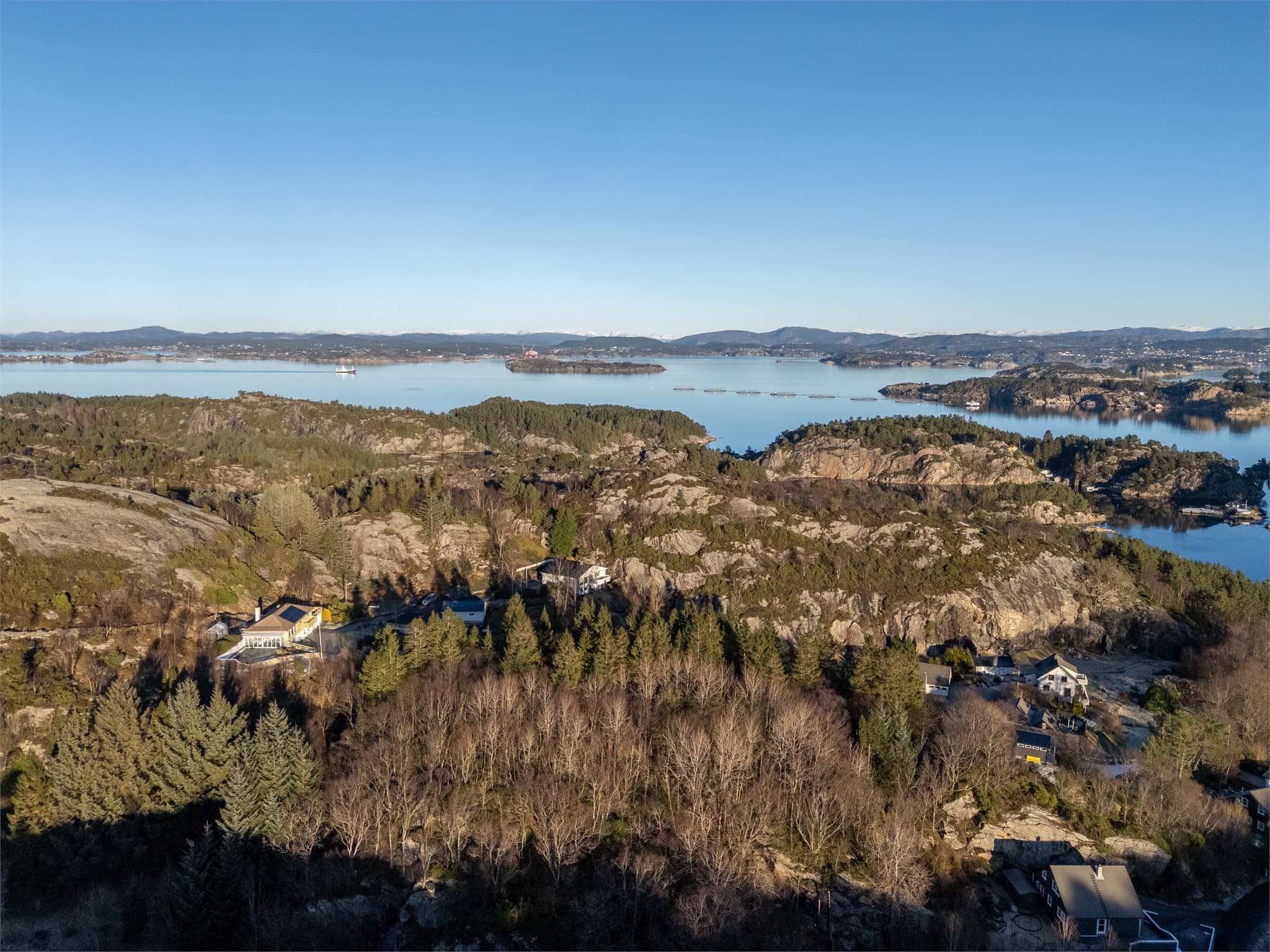 - Det er flere kyst- og turstier i området som blant annet Havutsikten og populære Spjeldsfjellet -