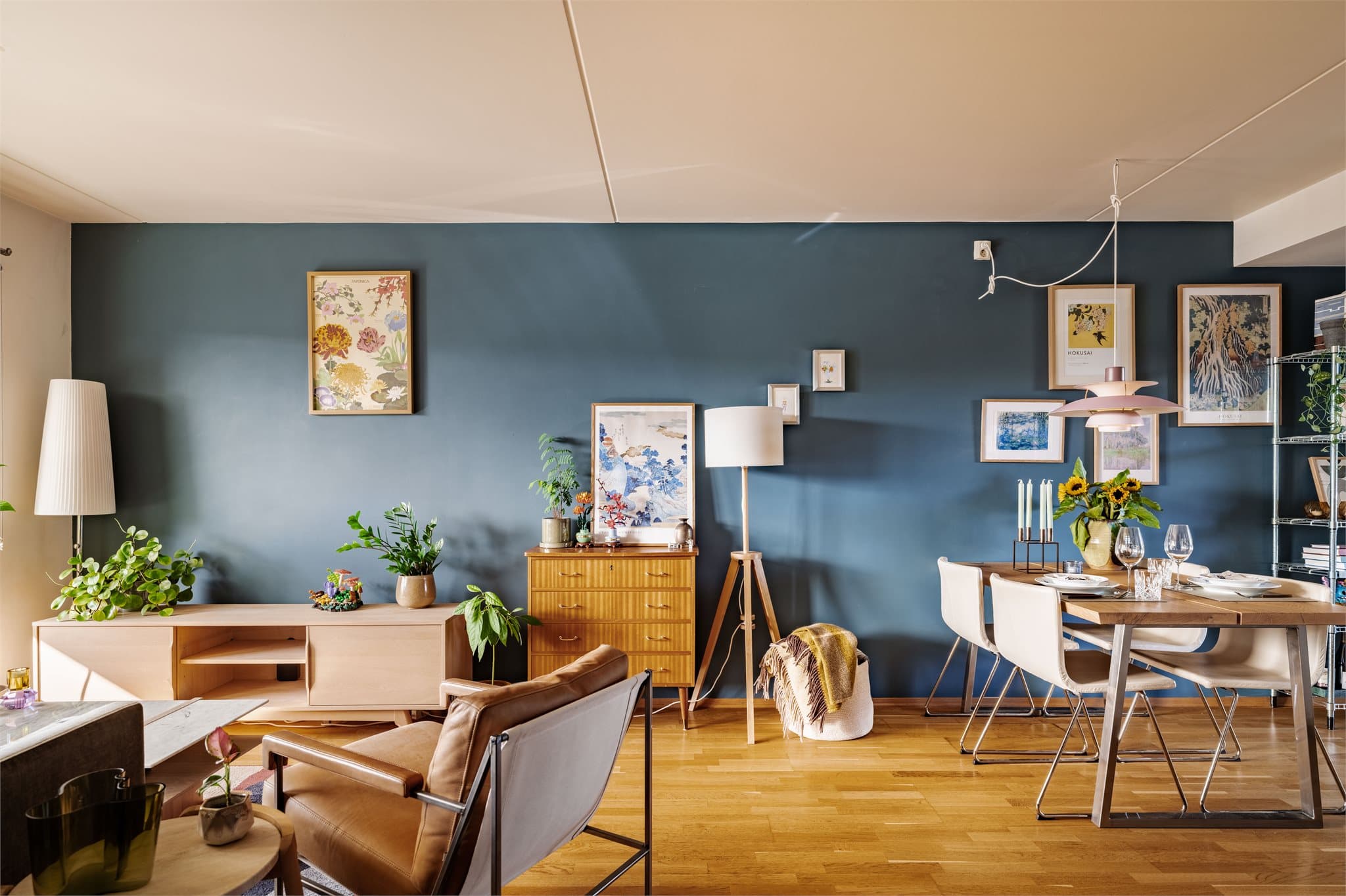 Her får du en romslig og moderne 2-roms toppleilighet i svært sentrale omgivelser.