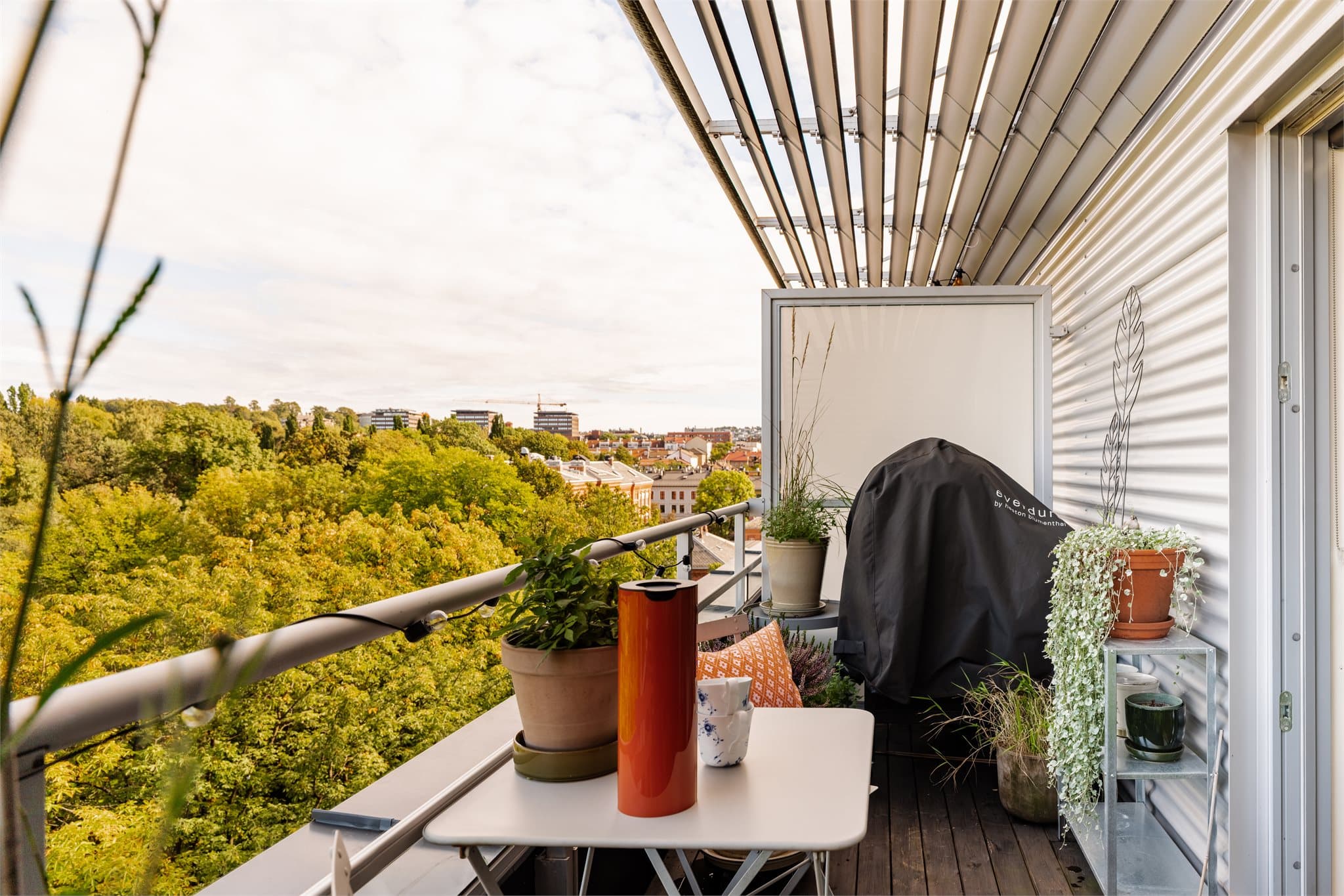 Balkongen er ca. 10 m² og har god plass til grill, sittegruppe og det du måtte ønske.