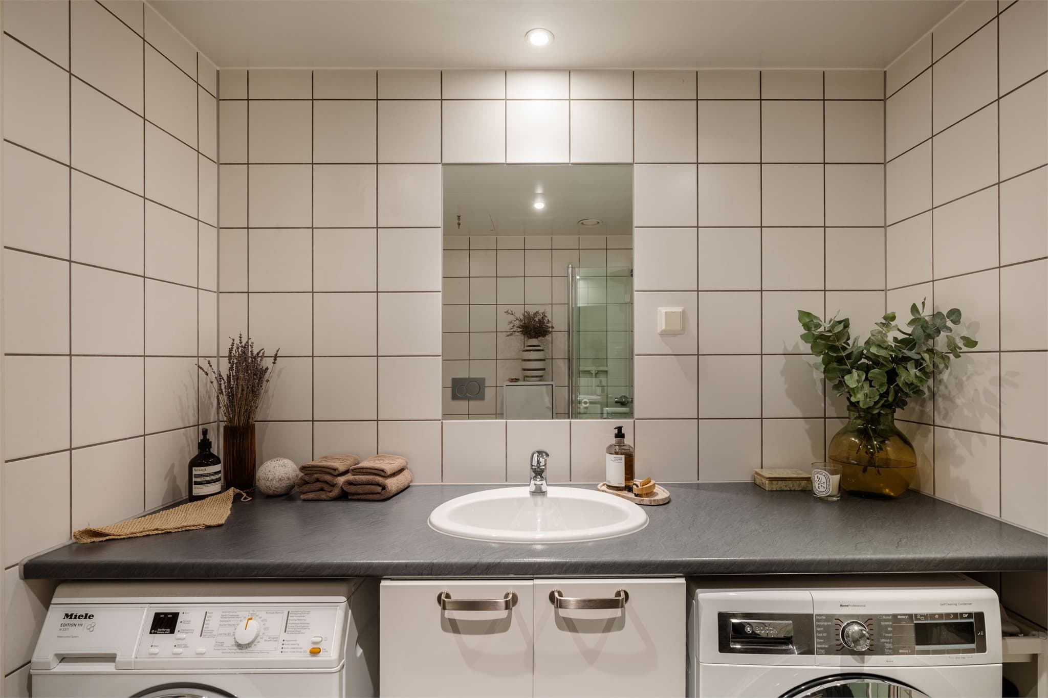 Under benkeplaten er det plass til både vaskemaskin og tørketrommel.