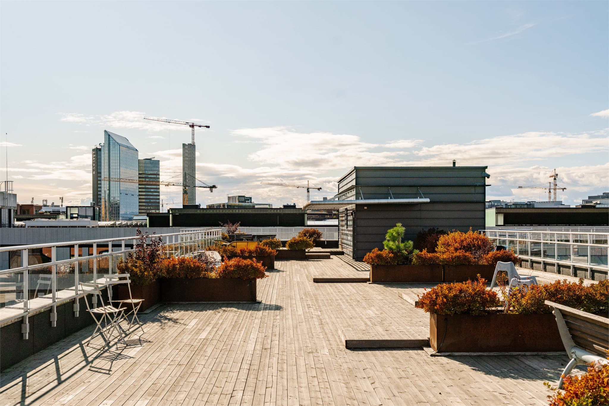 I tillegg til 2 egne private uteplasser har du en stor, flott takterrasse i samme etasje som leiligheten.