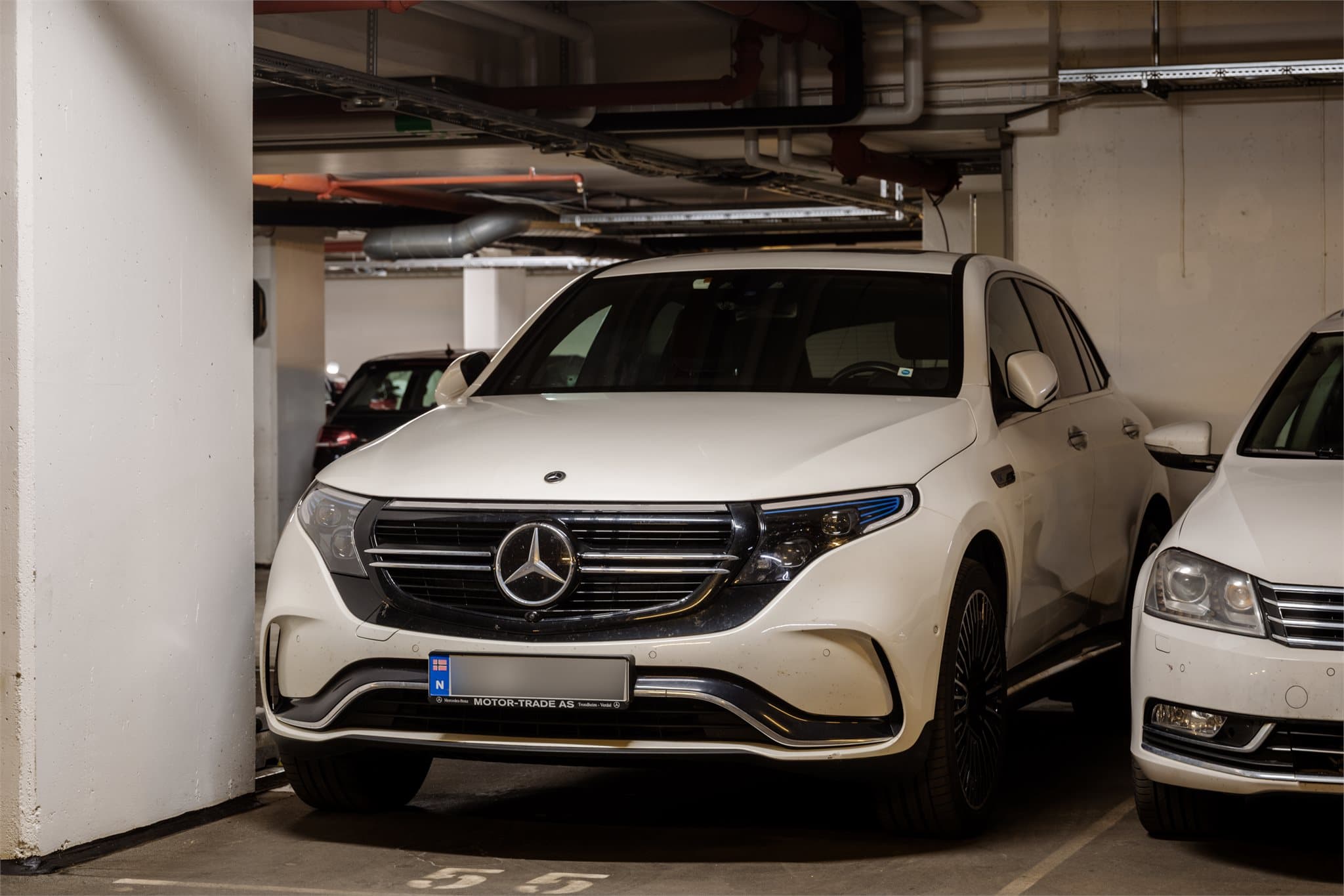 Det medfølger en fast parkeringsplass med leiligheten.