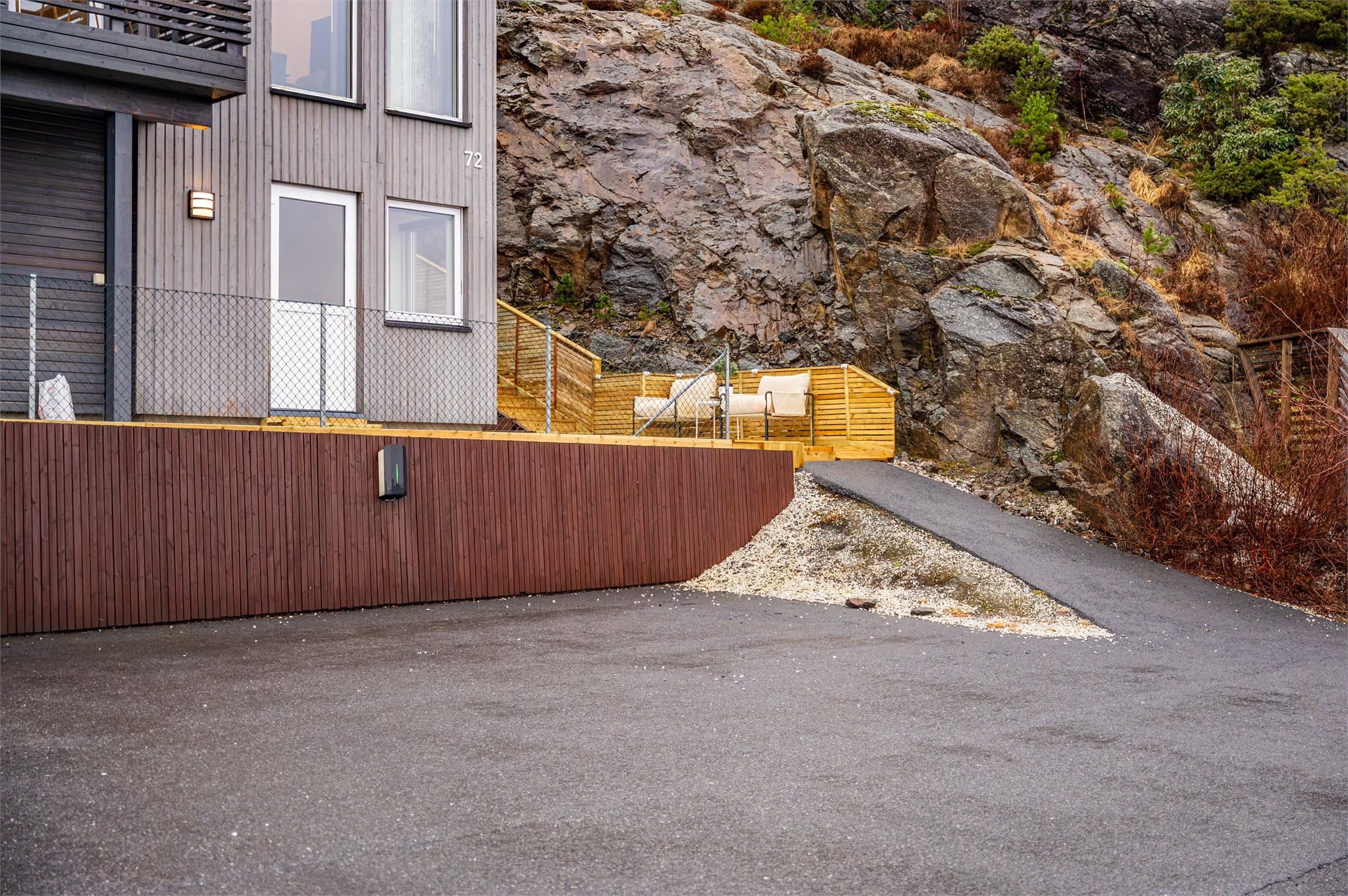 - Det er parkering på fellesareal for sameiet med montert elbil-lader -