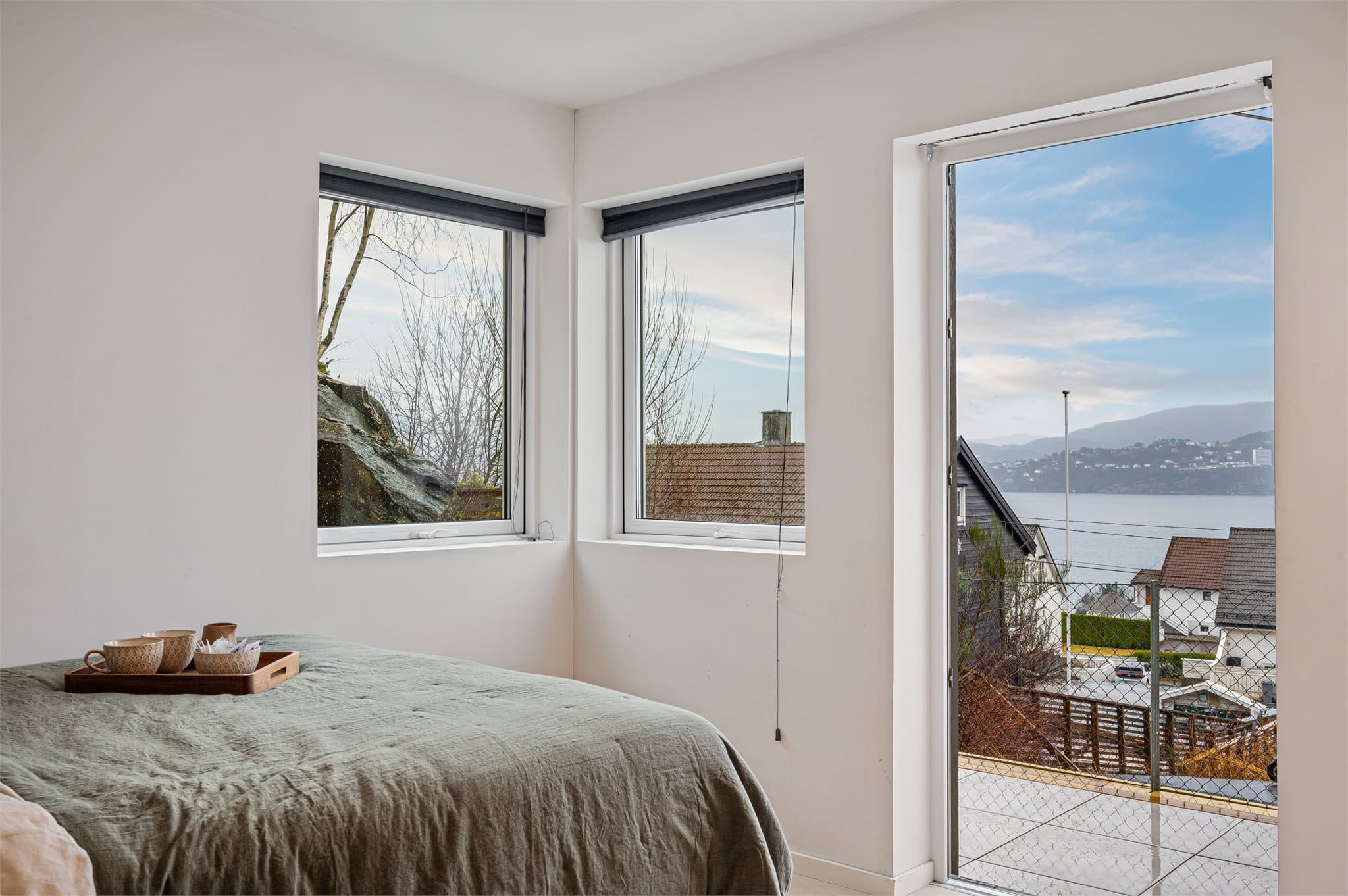 - Fra rommet er det direkte adkomst til en ca. 40m² terrasseplatting -