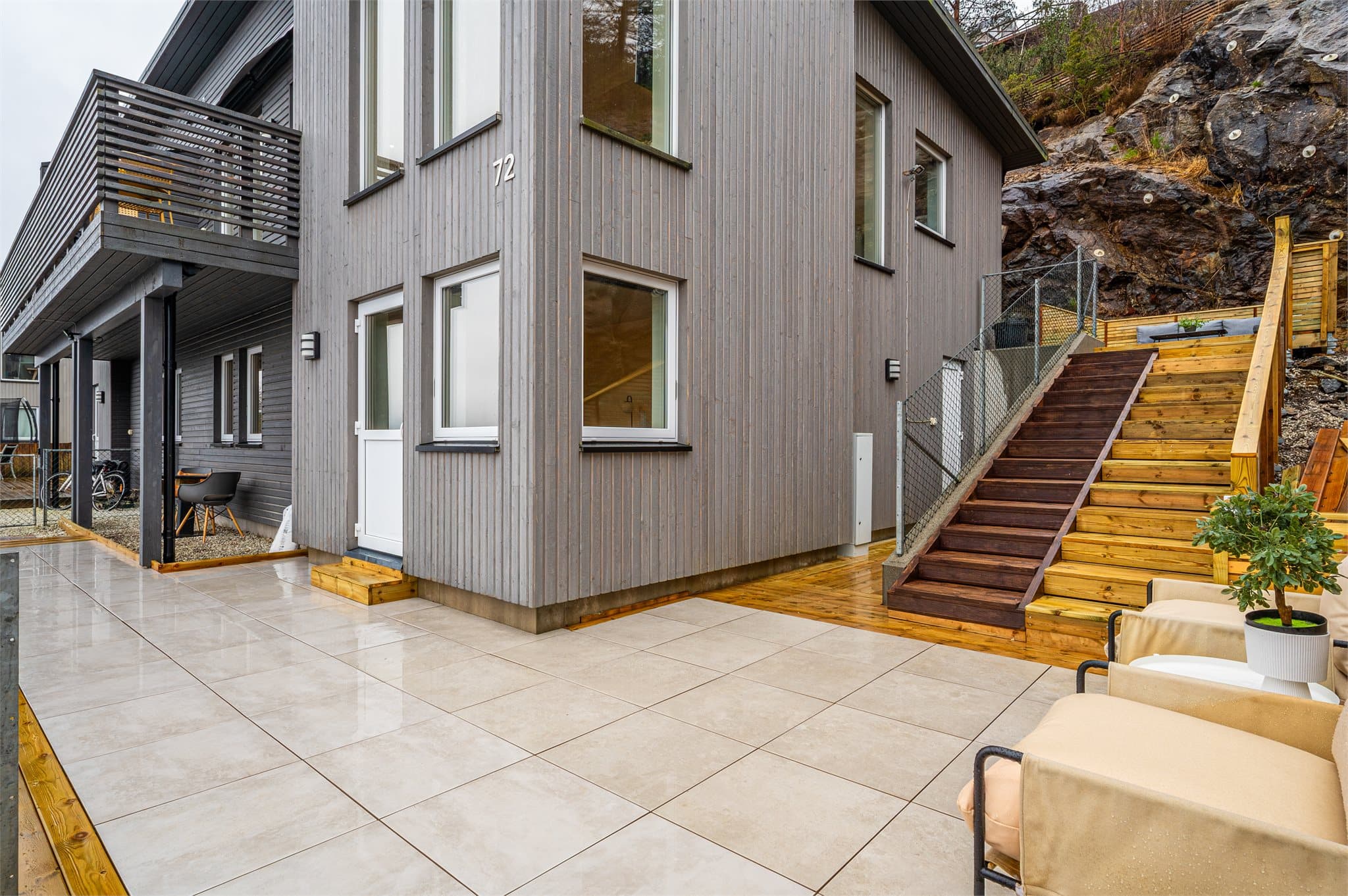 - Det er også en 40m² terrasseplatting med adkomst fra boligens underetasje -