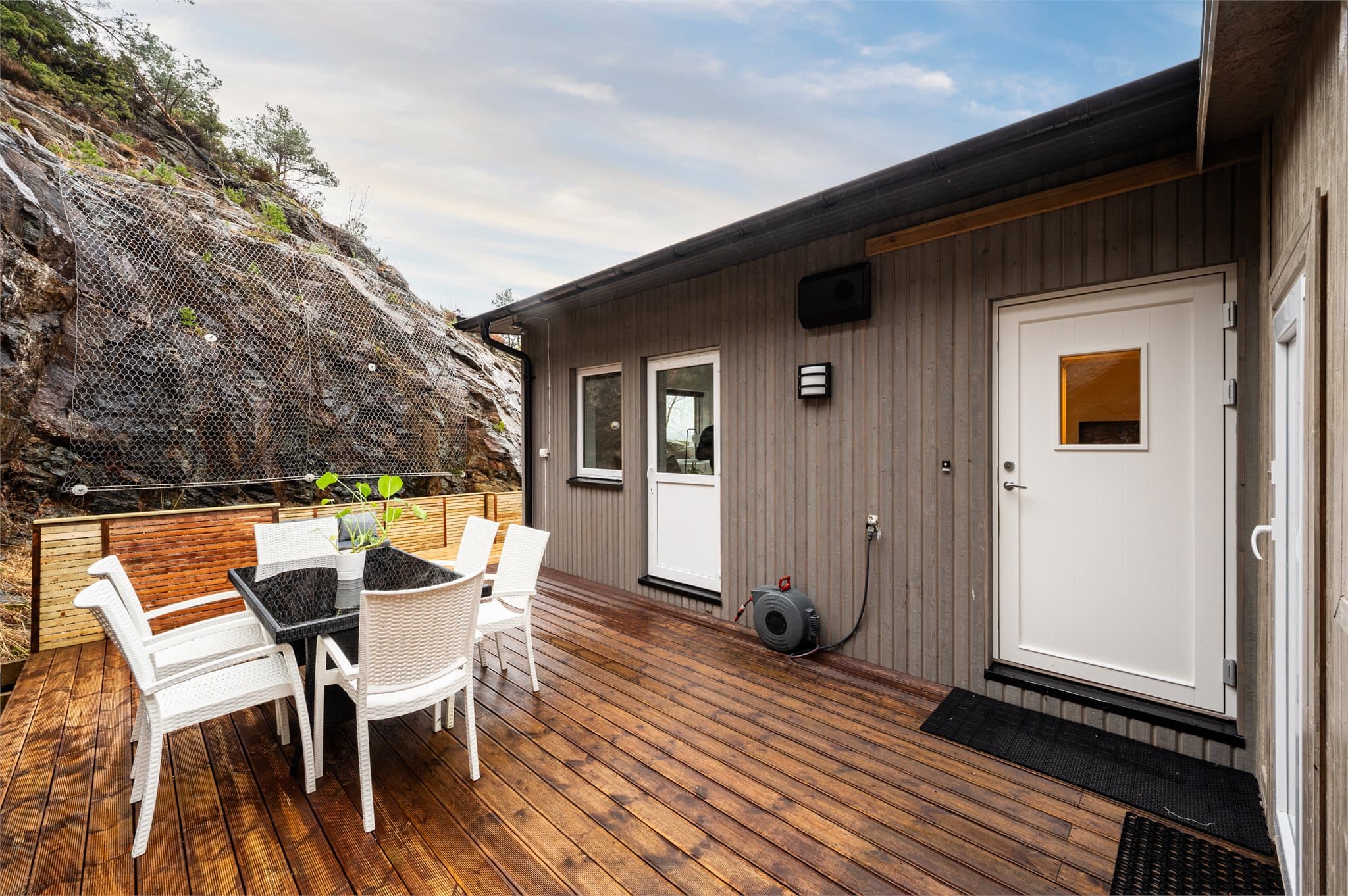 - Altan/terrasse på hele 39,4m² med adkomst fra inngangspartiet og fra soverommet i hovedetasjen-