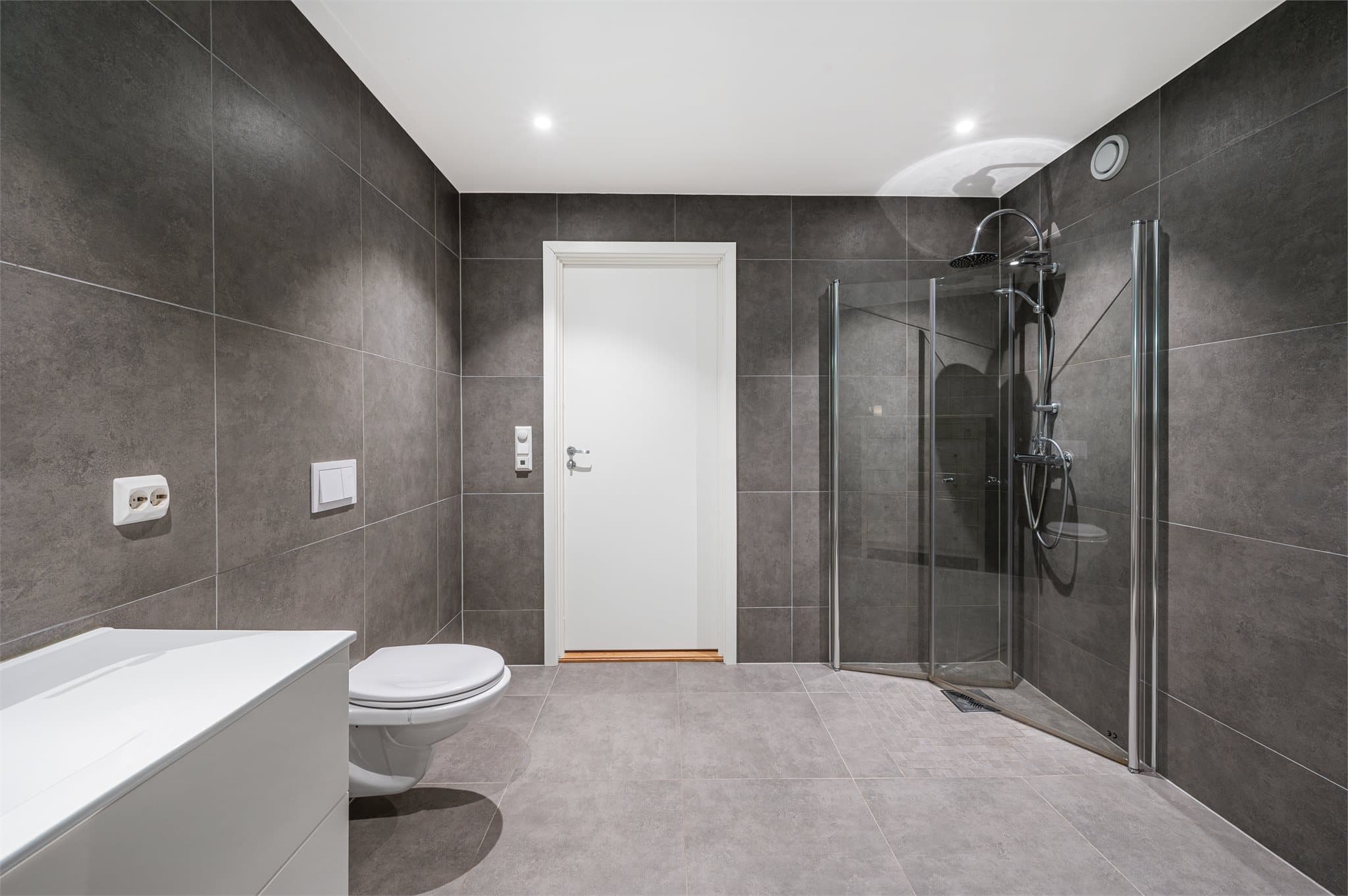 - På badet er det opplegg for badekar -