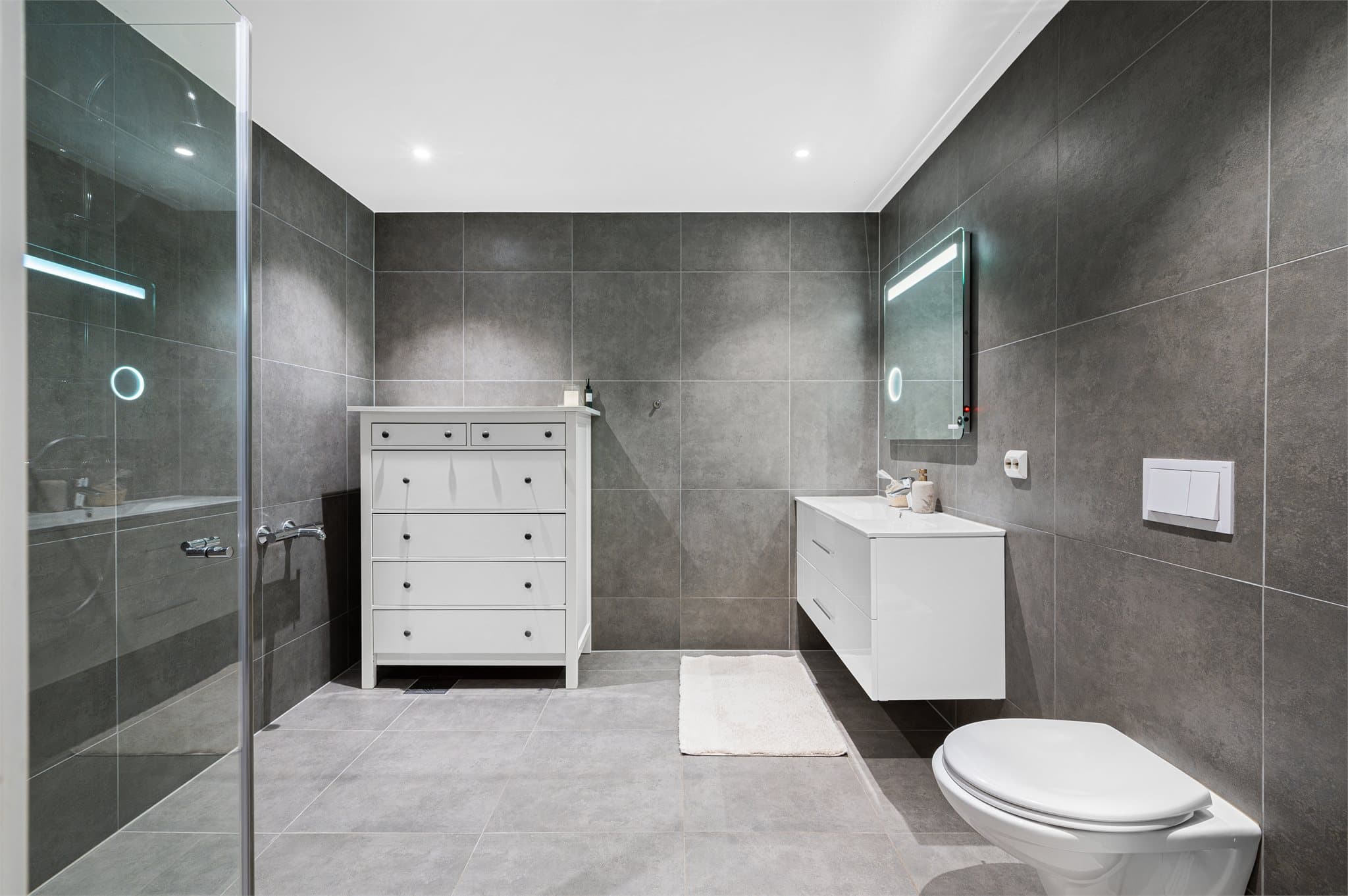 - Moderne, helfliset bad som måler hele 8,1m² -