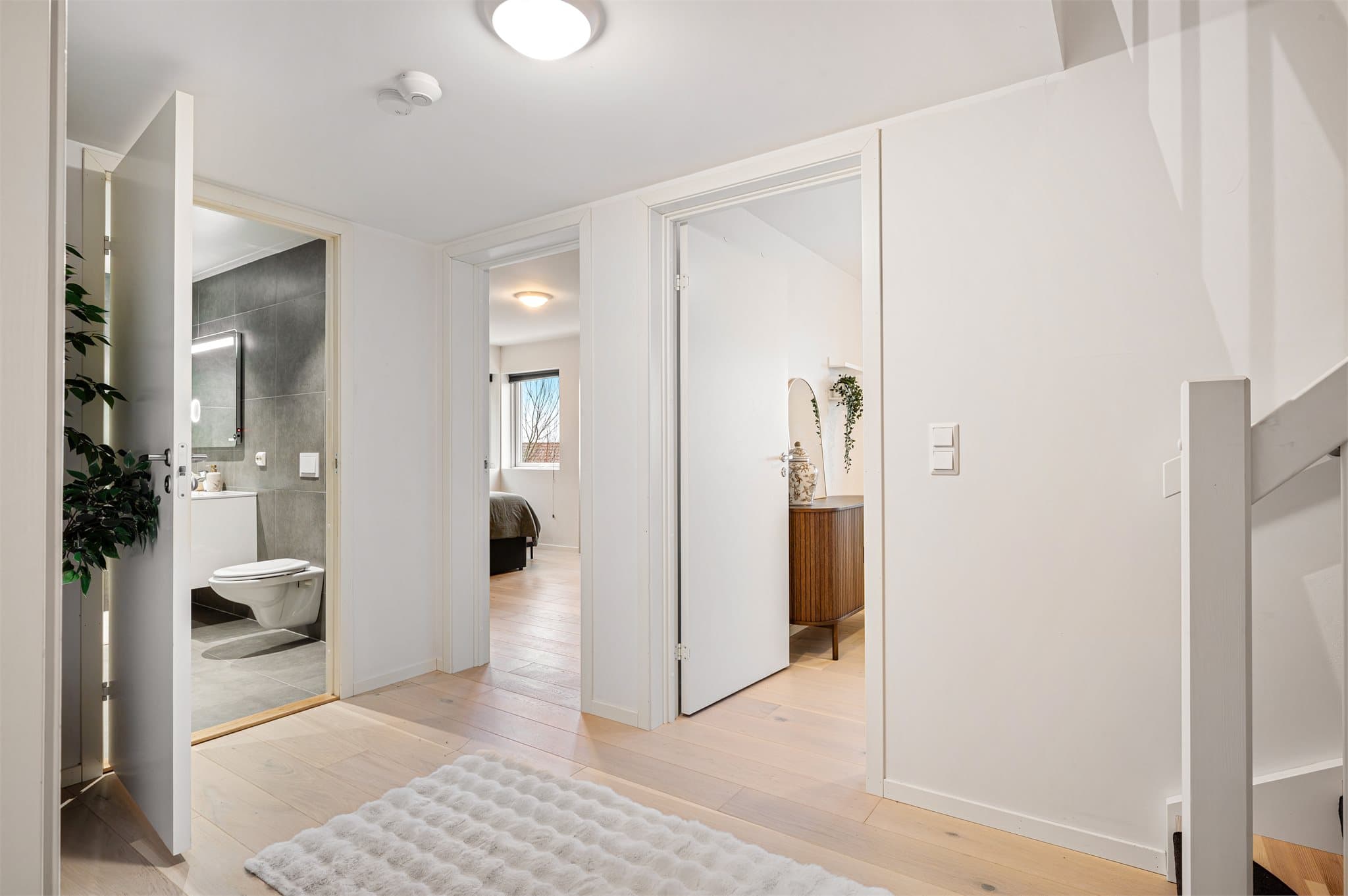 - Underetasjen har et totalt BRA-i på 63m² og inneholder 2 soverom, bad, vaskerom, bod og trapperom/gang -