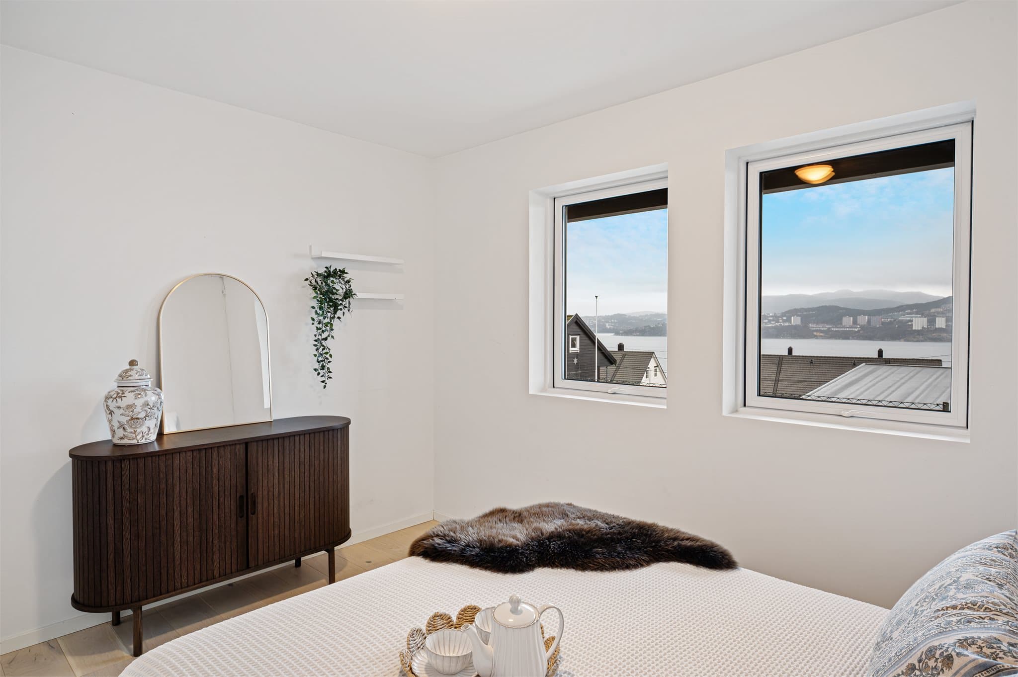 - Merk nydelig sjøutsikt fra soverommet -