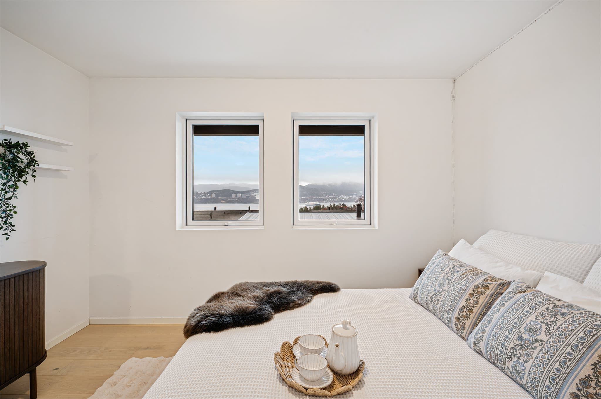 - Her er det godt med plass til dobbeltseng i ønsket størrelse og tilhørende møblement -