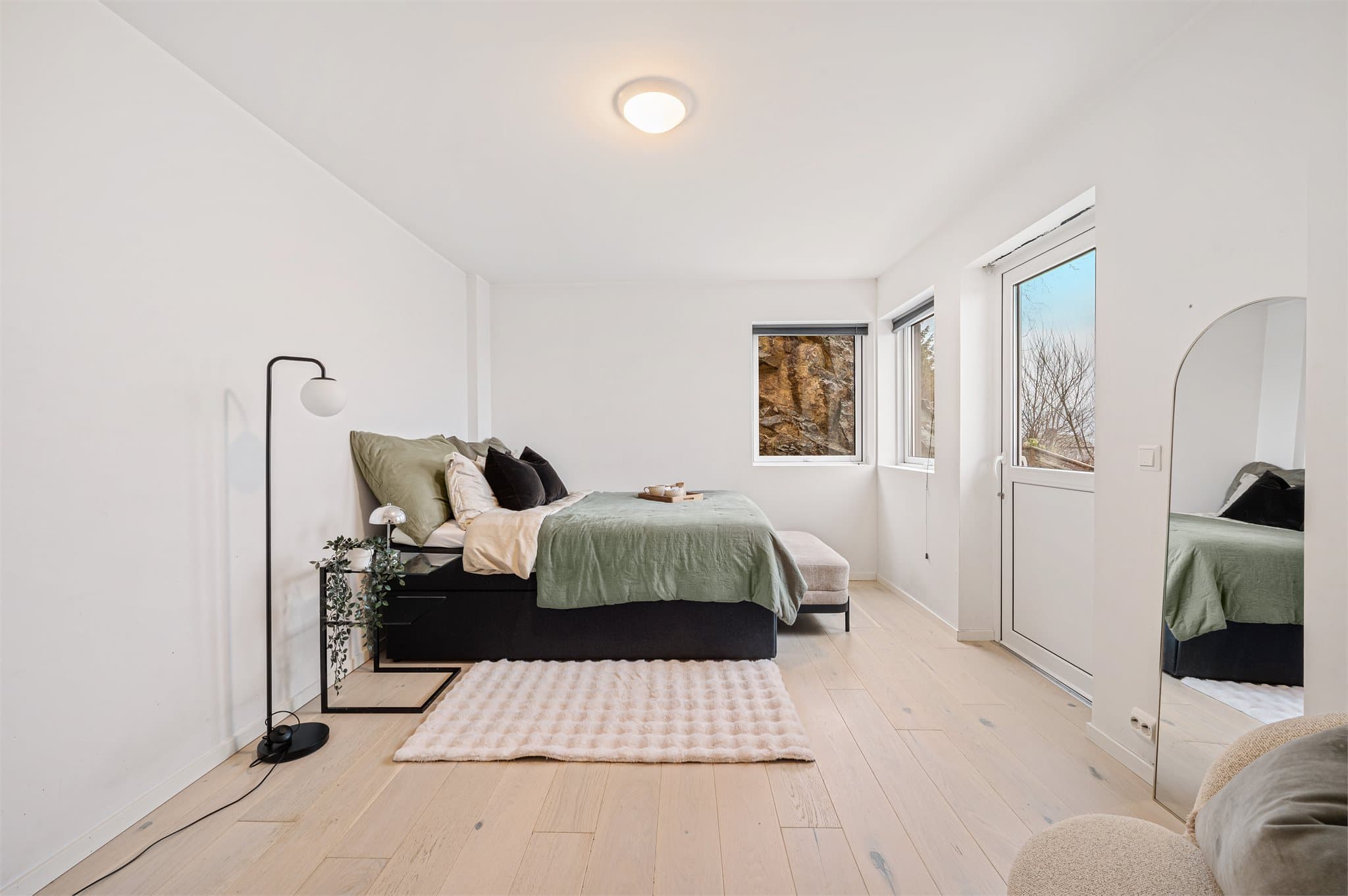 - Det andre soverommet i underetasjen måler hele 14m² -