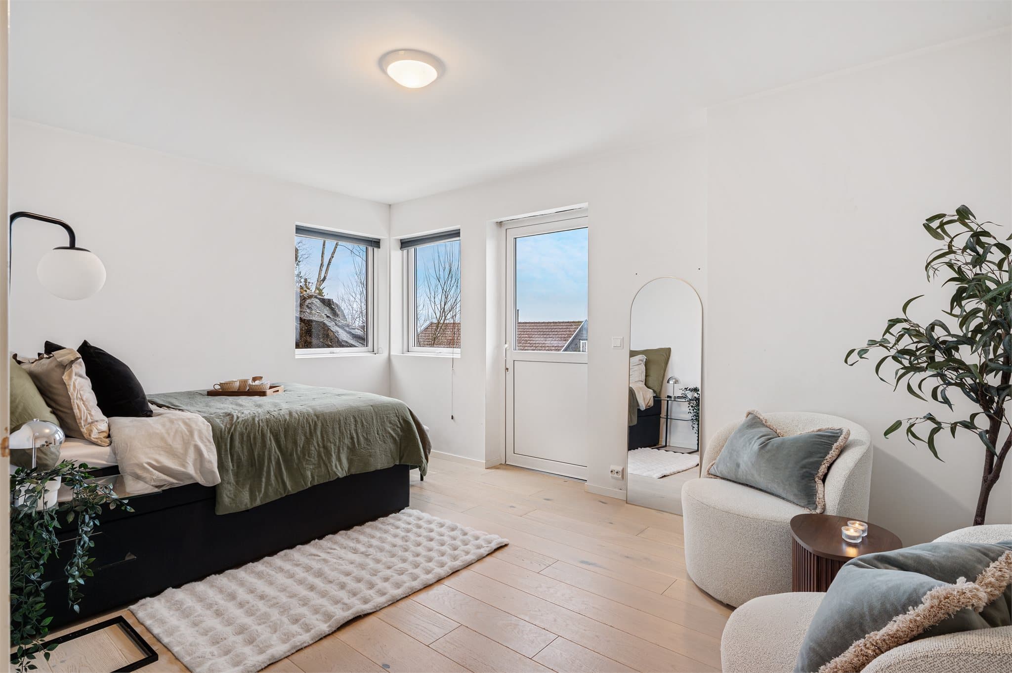 - Godt med plass til seng og øvrig møblement -