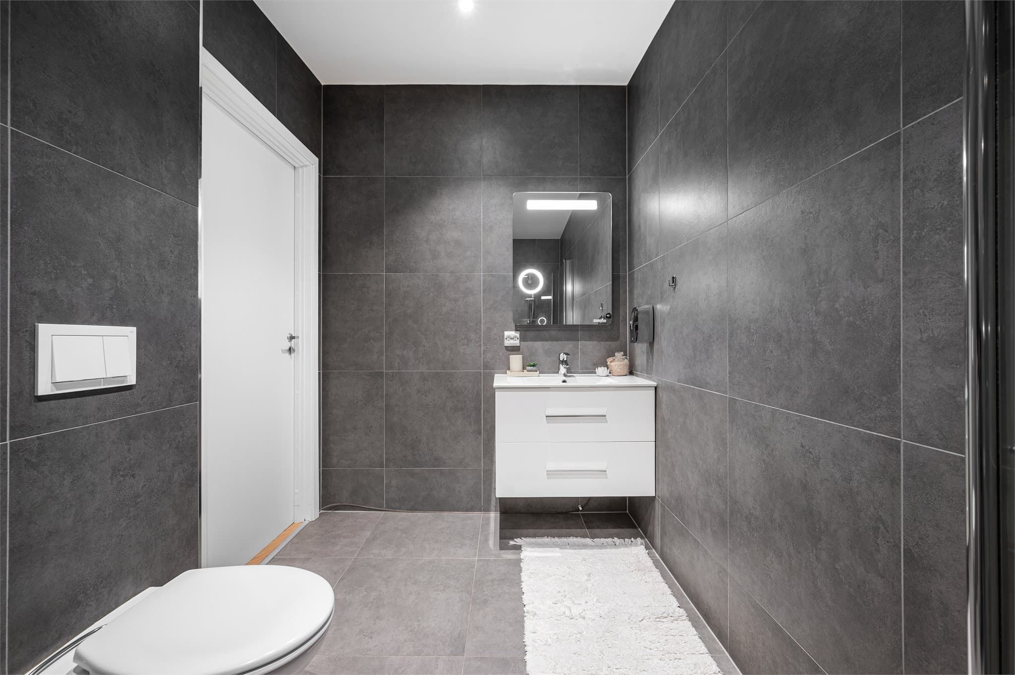 - Varmekabler i gulv sørger for en jevn og behagelig temperatur i rommet -