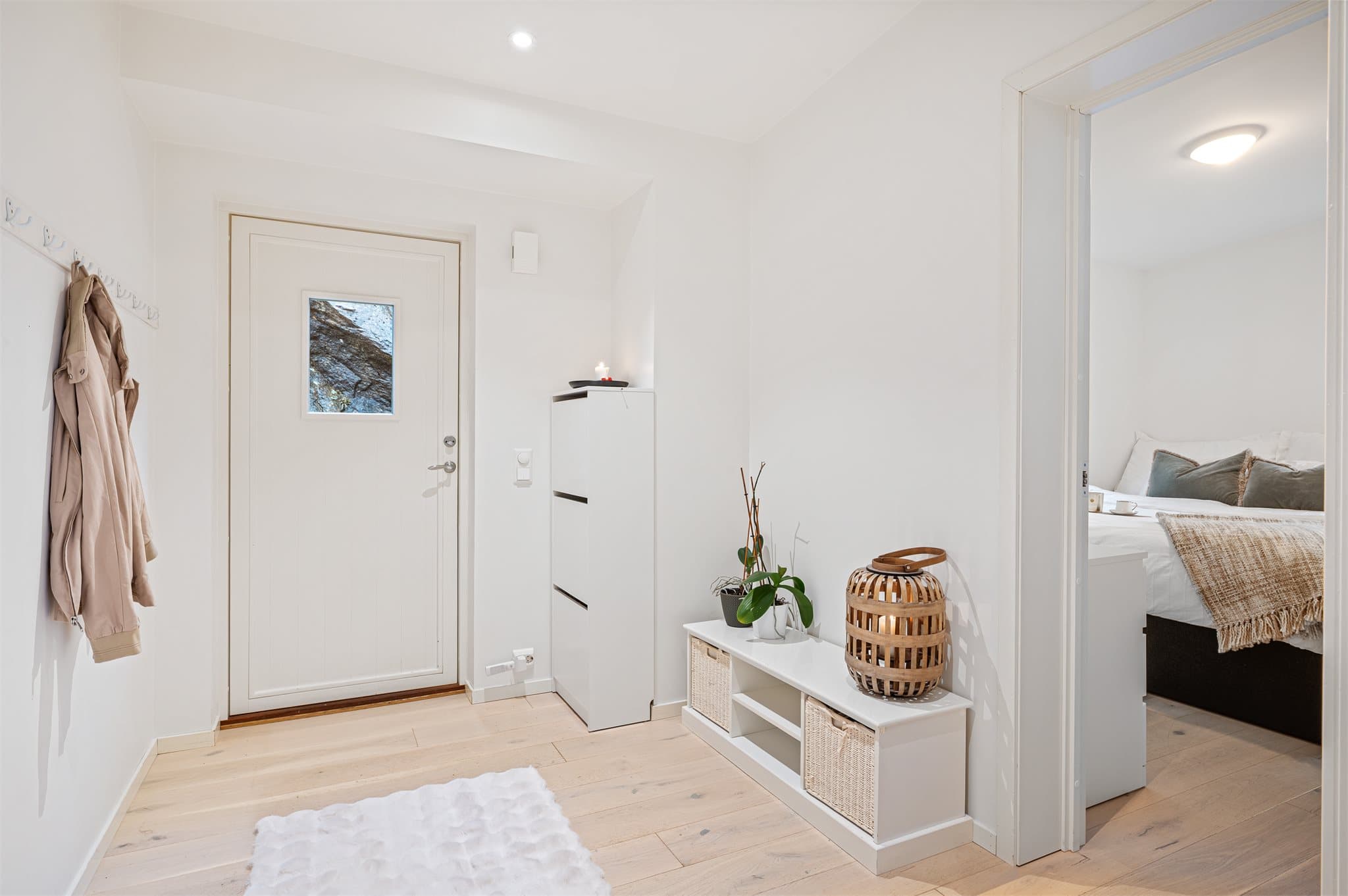 - Du blir ønsket velkommen hjem til en lys og innbydende entré med adkomst til bad, soverom og stue -