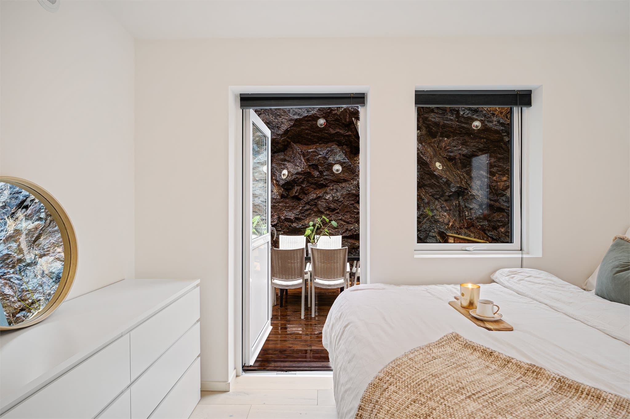 - Fra soverommet er det direkte adkomst til en 39,4m² altan/terrasse -