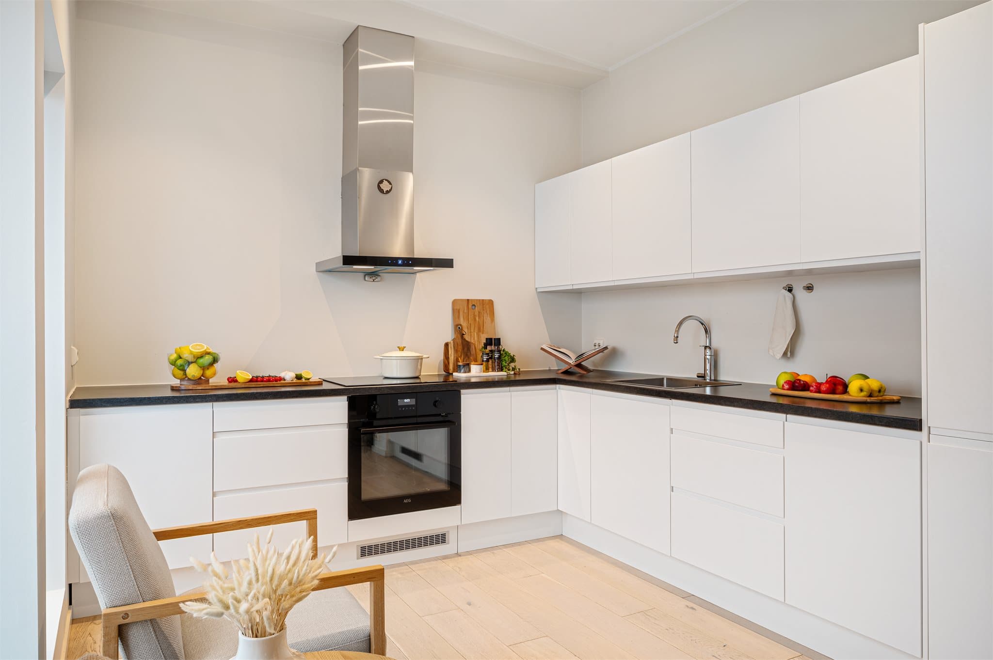 - Integrert stekeovn, platetopp m/induksjon, oppvaskmaskin og kjøleskap til glede for ny eier -